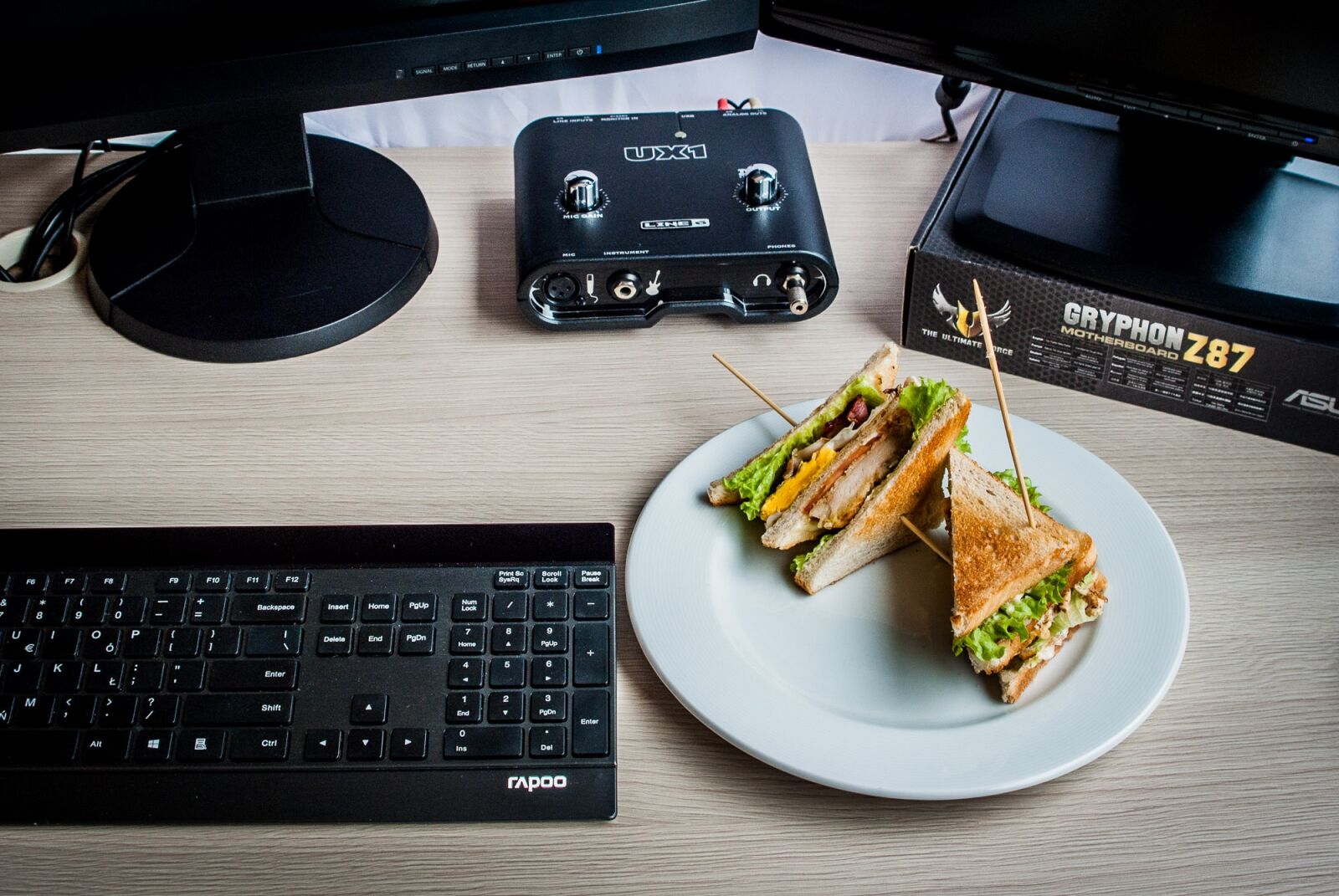 Pentax K200D sample photo. Sandwiches, computer, keyboard photography