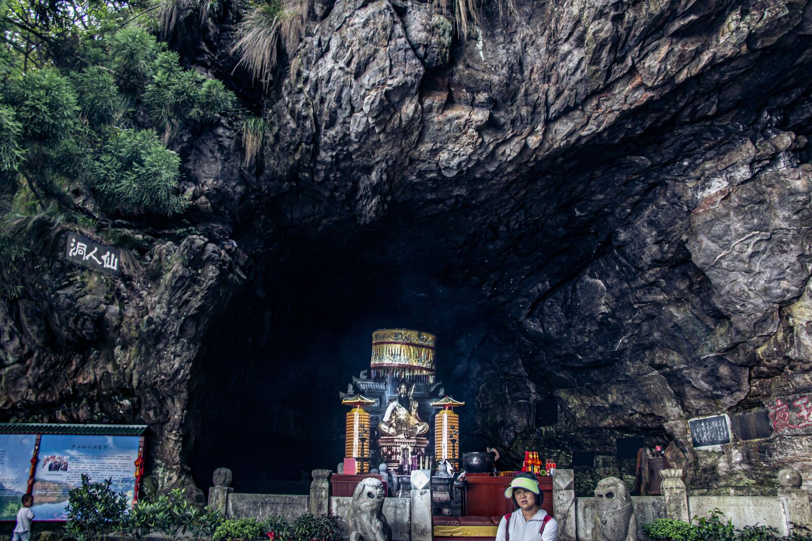 Canon EOS 70D + Canon EF-S 18-135mm F3.5-5.6 IS STM sample photo. Fairy cave, cave, statue photography