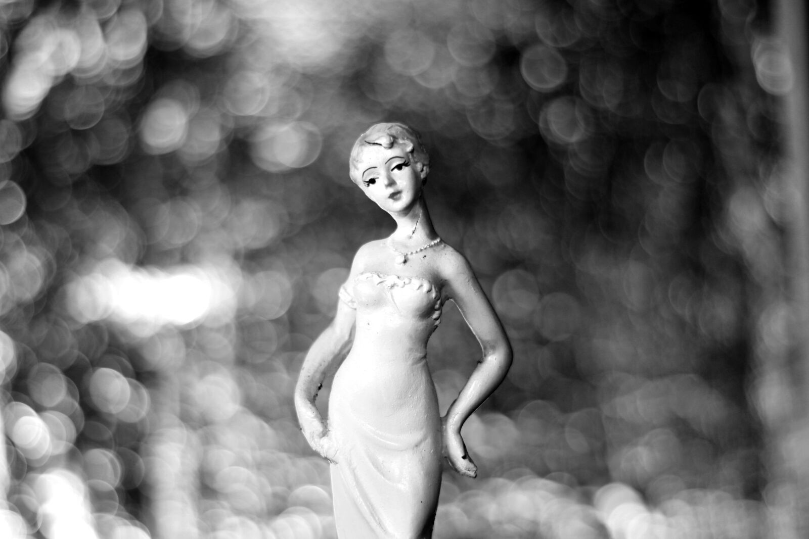 Canon EOS 1000D (EOS Digital Rebel XS / EOS Kiss F) sample photo. Black and white, woman photography