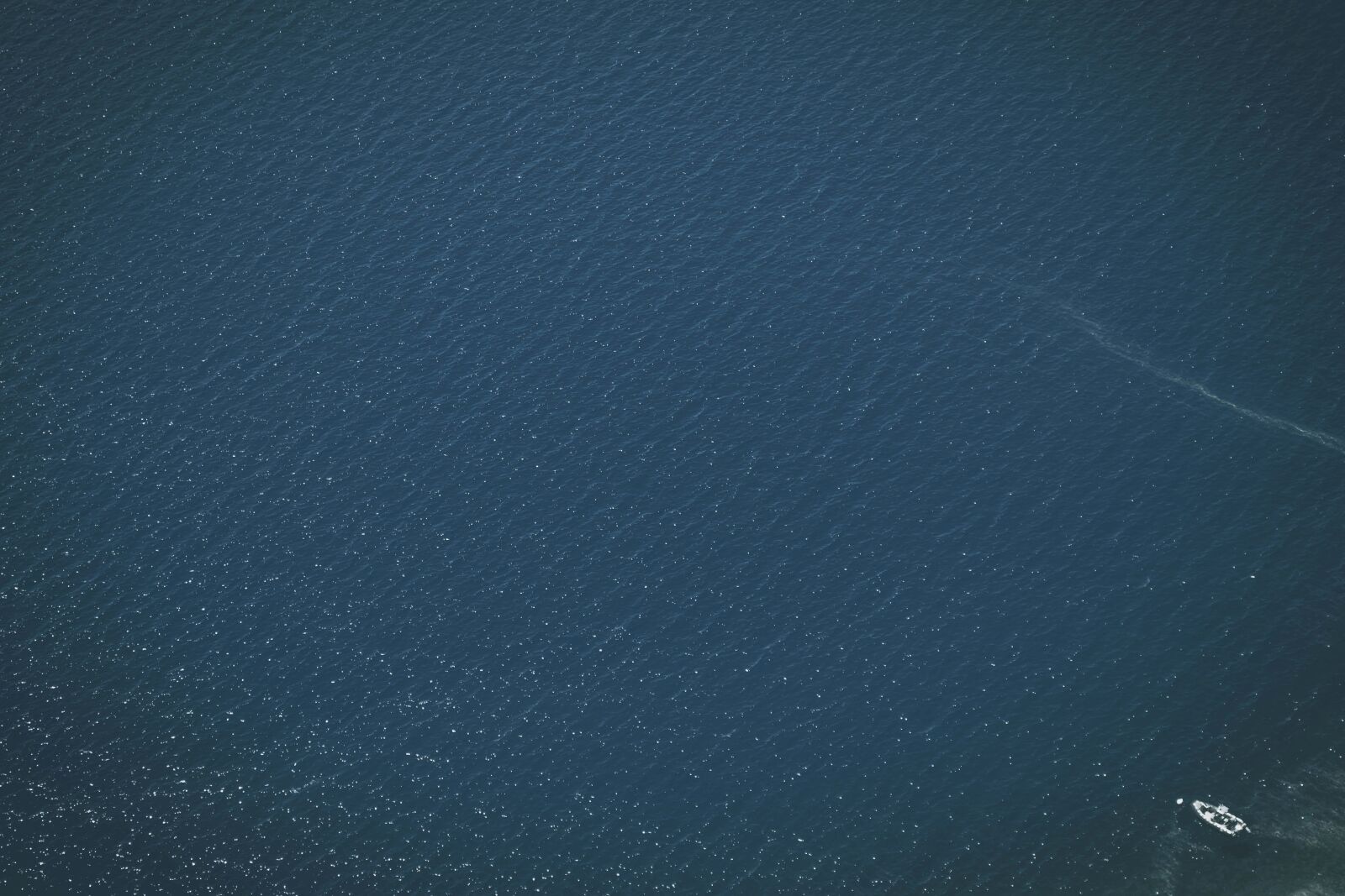 Nikon D5200 sample photo. Boat, lake, horizon, texture photography