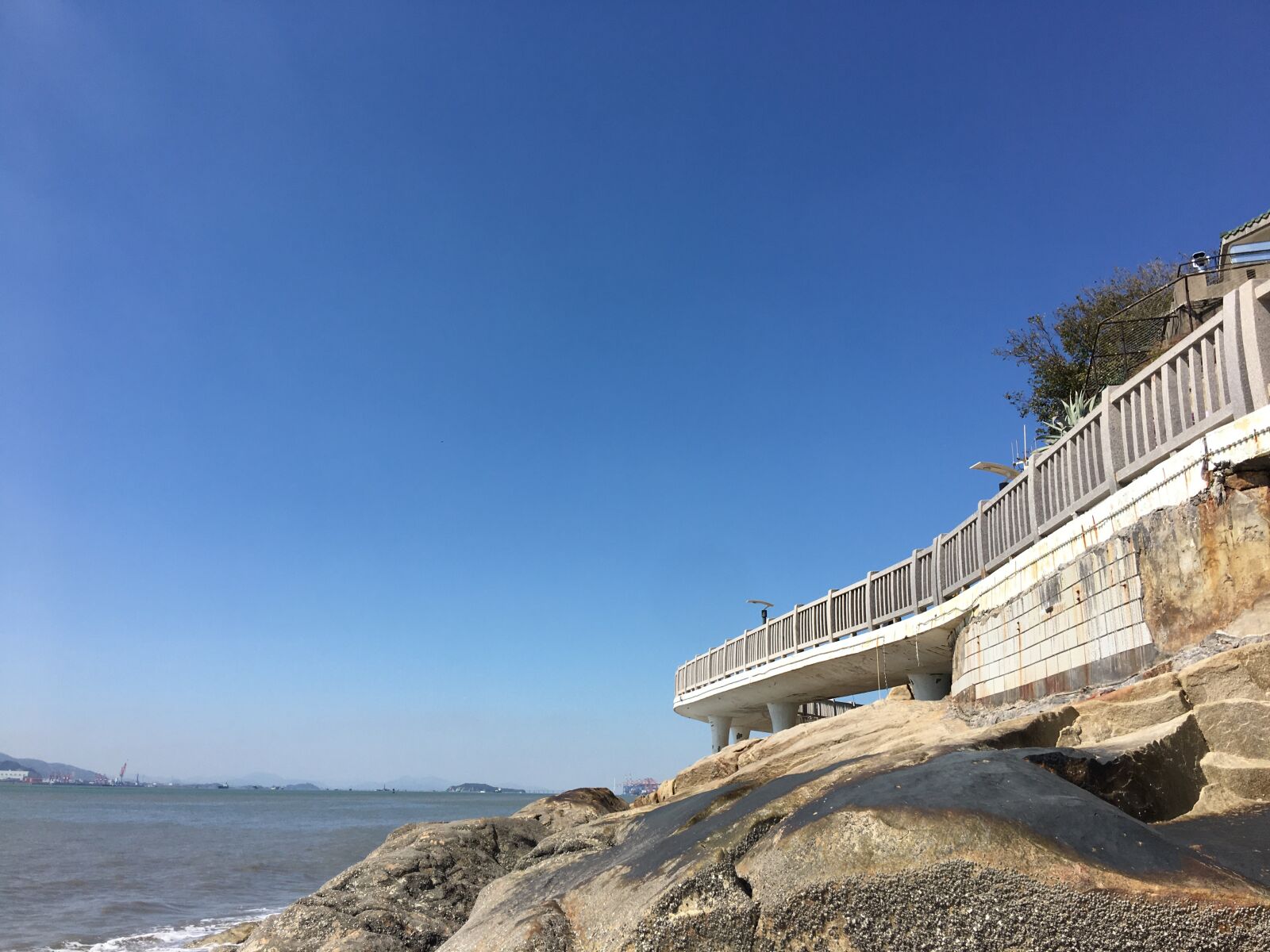 iPhone 6s Plus back camera 4.15mm f/2.2 sample photo. Seaview, xiamen, blue sky photography