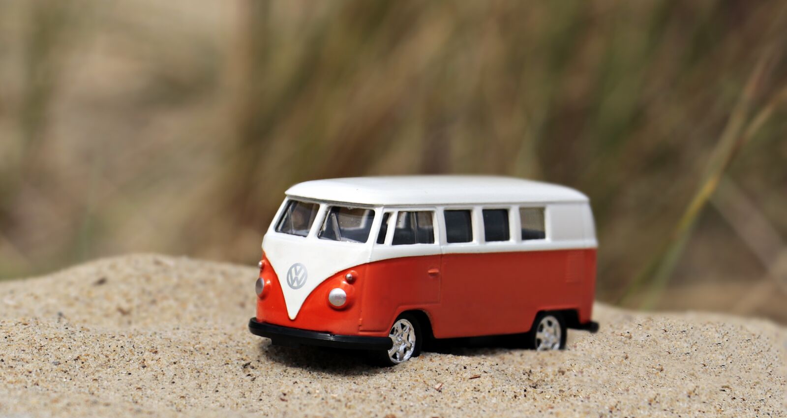 Canon EOS 100D (EOS Rebel SL1 / EOS Kiss X7) sample photo. Auto, toy car, bus photography