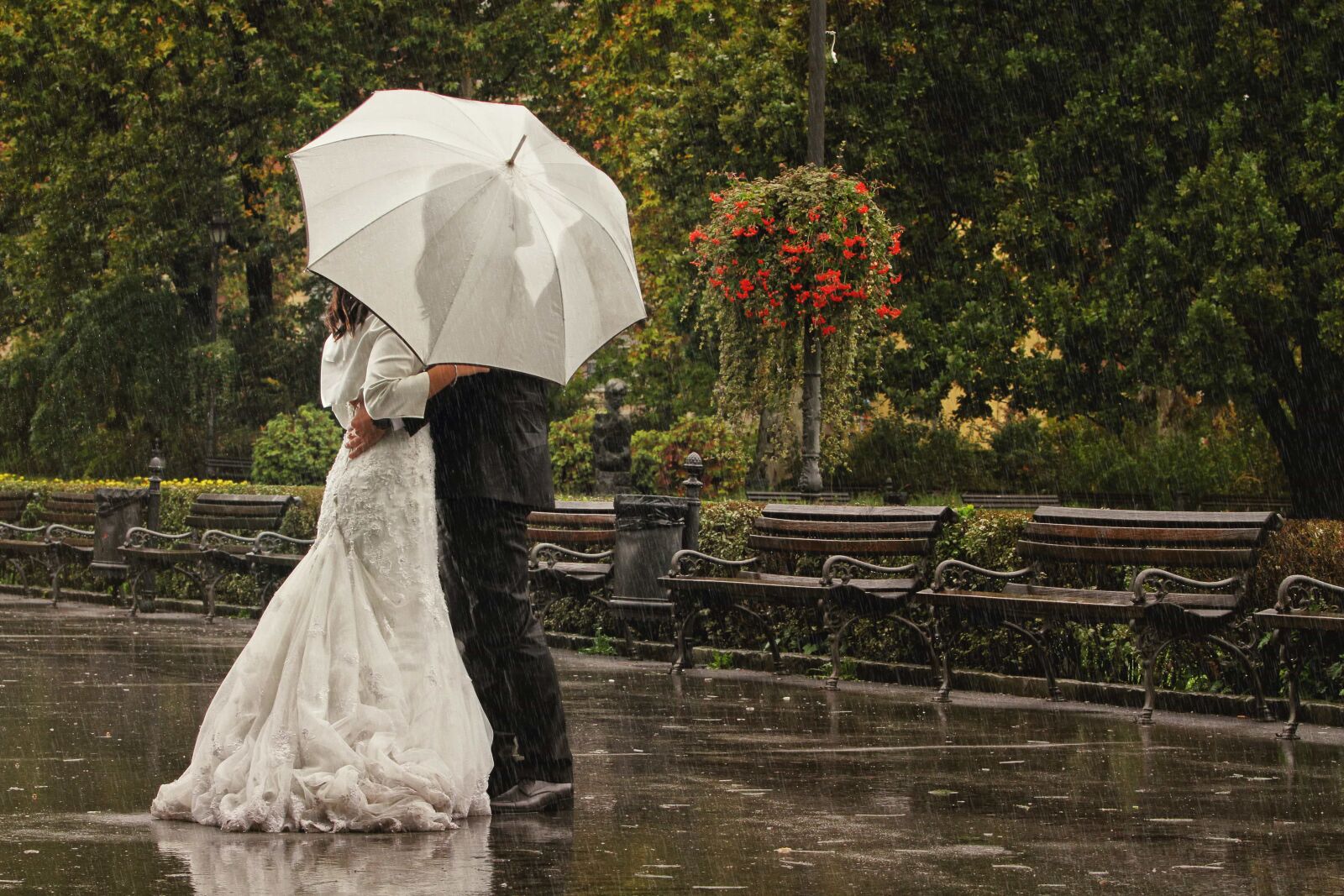 Canon EOS 7D sample photo. Engagement, love, park, rain photography