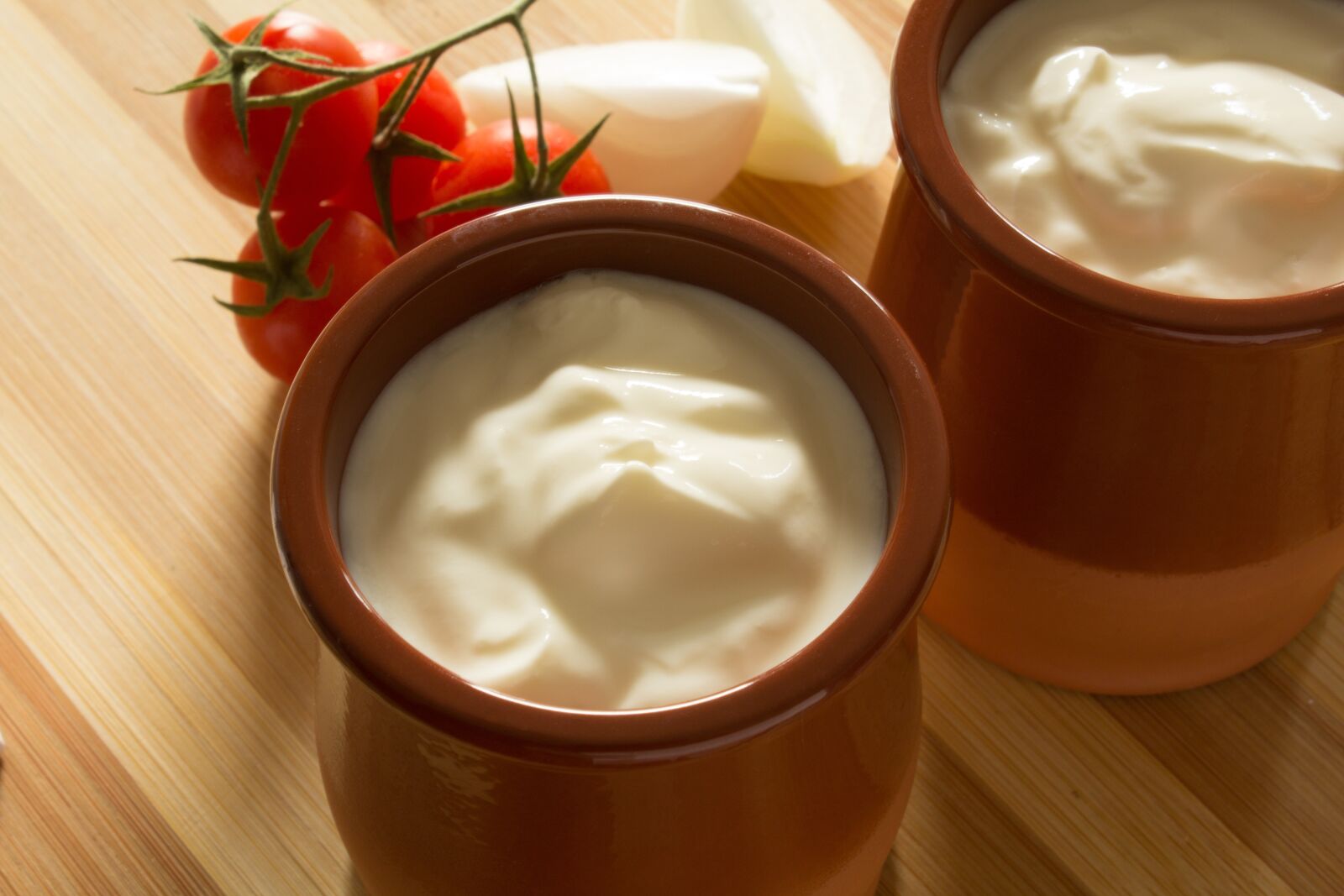 Canon EOS 1200D (EOS Rebel T5 / EOS Kiss X70 / EOS Hi) sample photo. Sour cream, pot, ceramic photography