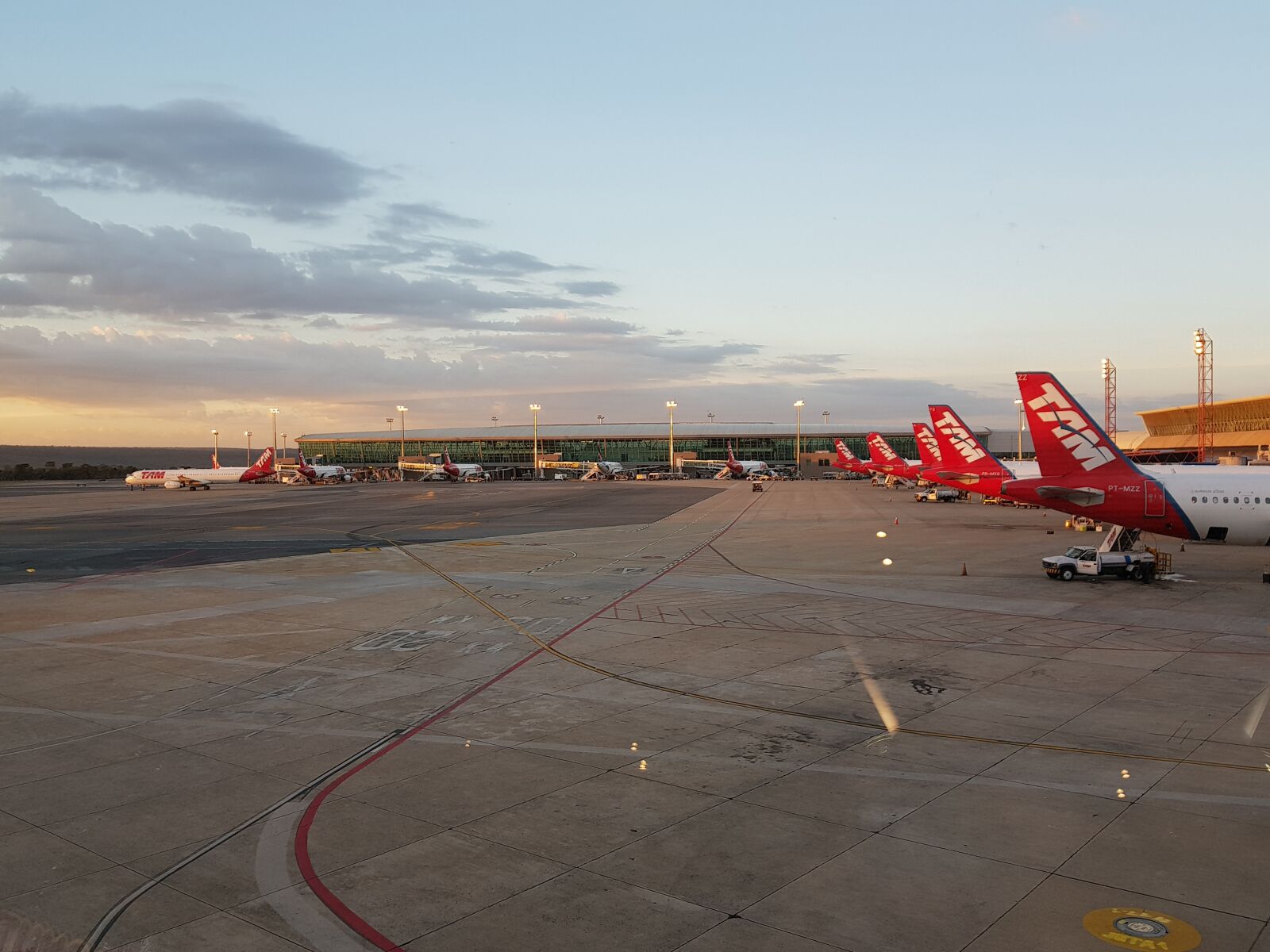 Samsung Galaxy S8+ sample photo. Airport, planes, airplanes photography
