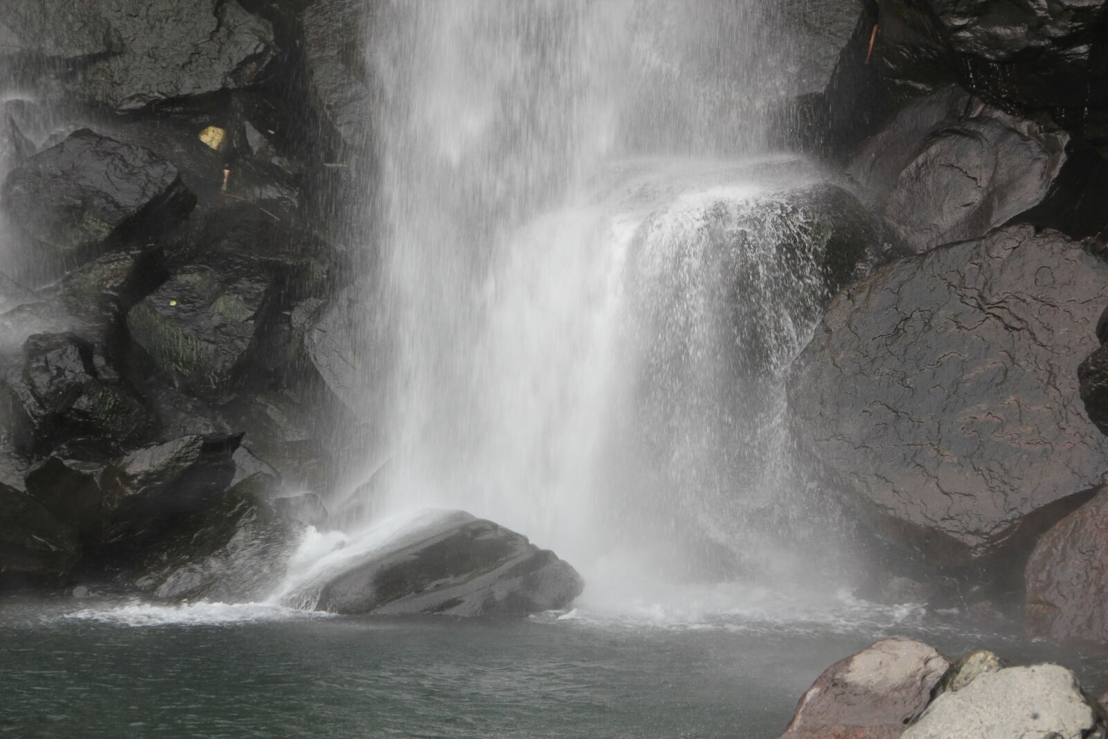 Canon EOS 550D (EOS Rebel T2i / EOS Kiss X4) sample photo. Jeju island, waterfall, nature photography