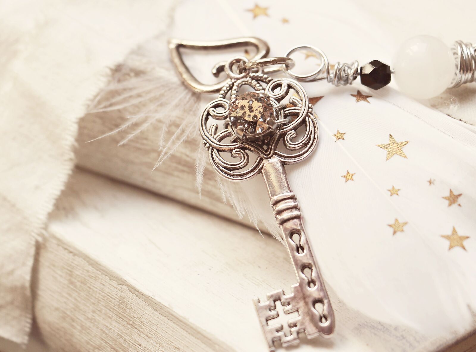 Canon EOS 100D (EOS Rebel SL1 / EOS Kiss X7) sample photo. Key, heart, feather photography