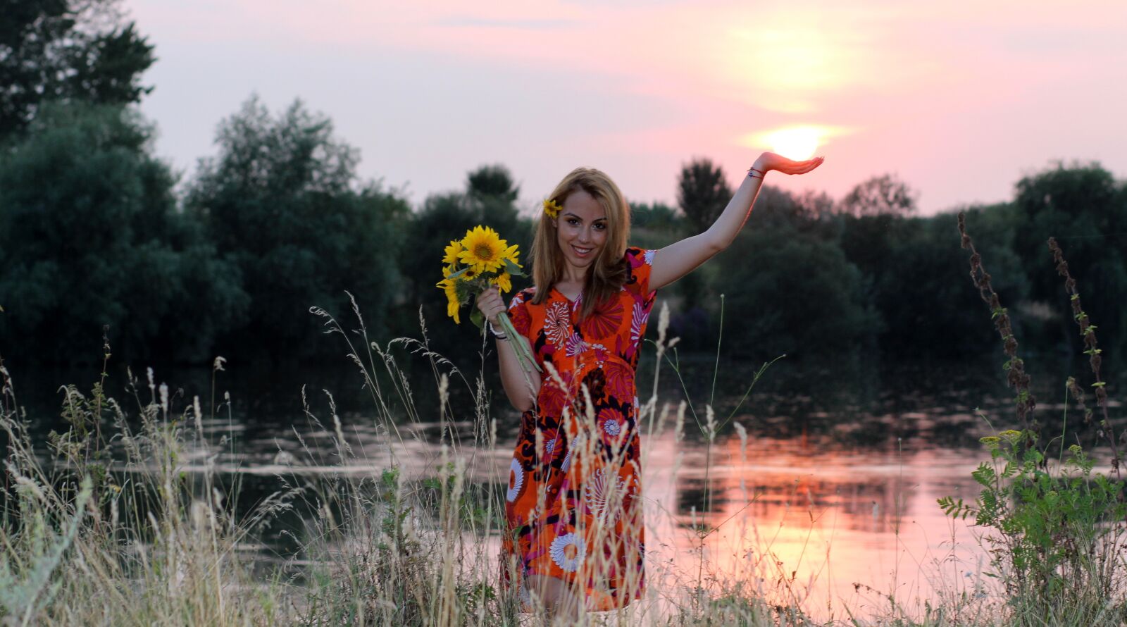 Canon EOS 700D (EOS Rebel T5i / EOS Kiss X7i) + Canon EF 85mm F1.8 USM sample photo. Girl, sunset, sunflower photography