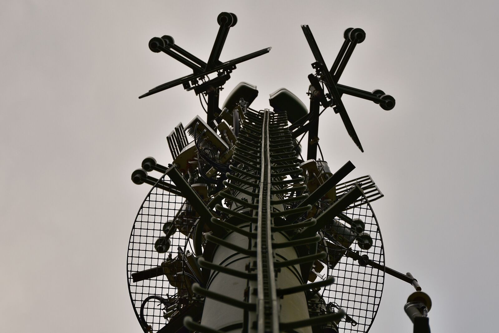 Nikon D7200 sample photo. Radio masts, phone, mobile photography