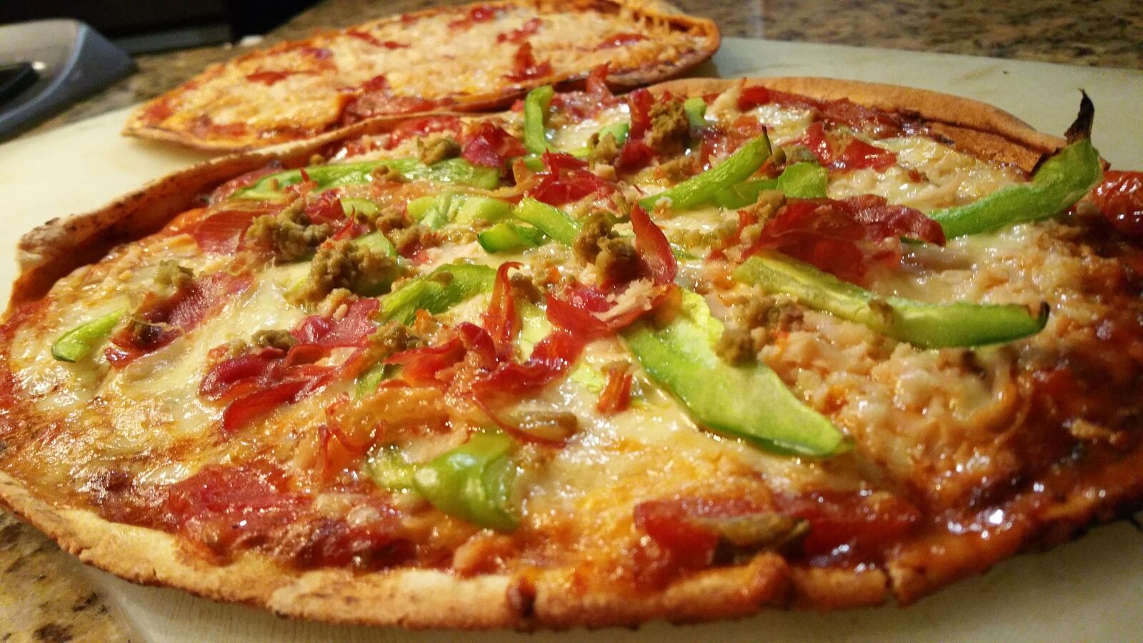 Samsung Galaxy Note4 sample photo. Pizza, paprika, sauce photography