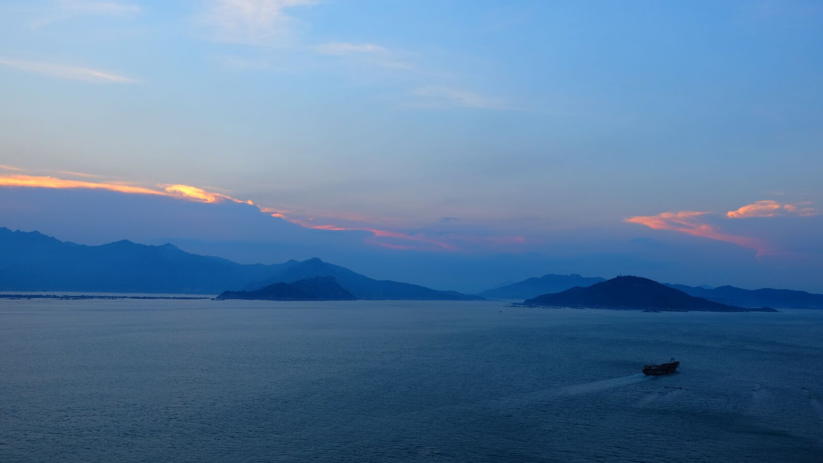 Fujifilm XC 16-50mm F3.5-5.6 OIS II sample photo. Sunset, sky, beach photography