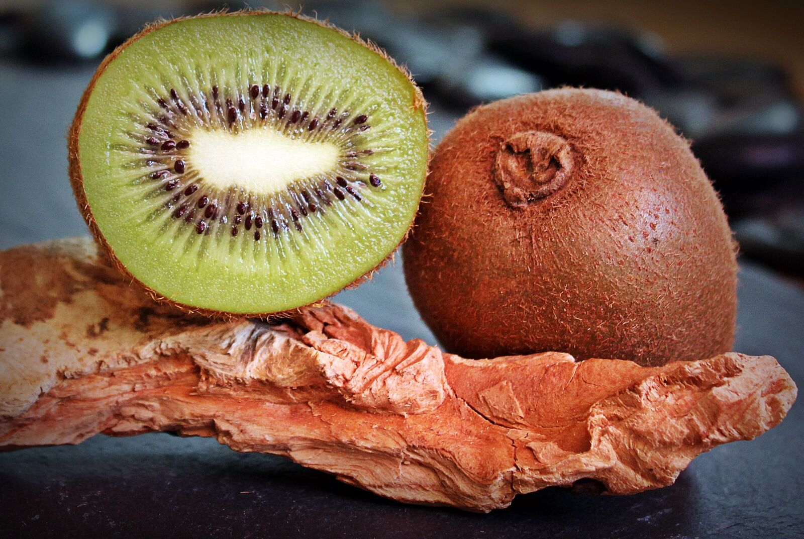 Canon EOS 550D (EOS Rebel T2i / EOS Kiss X4) sample photo. Kiwi, fruit, healthy photography