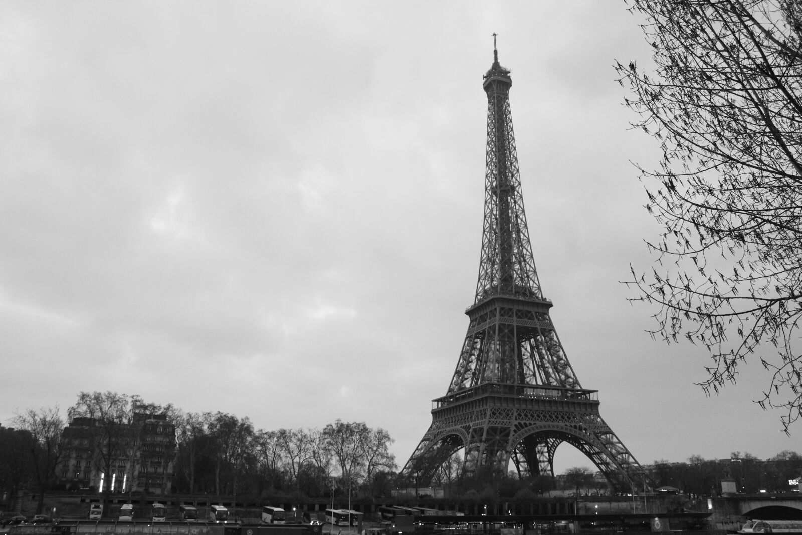 Canon EOS 1300D (EOS Rebel T6 / EOS Kiss X80) sample photo. Eiffel tower, grey, black photography