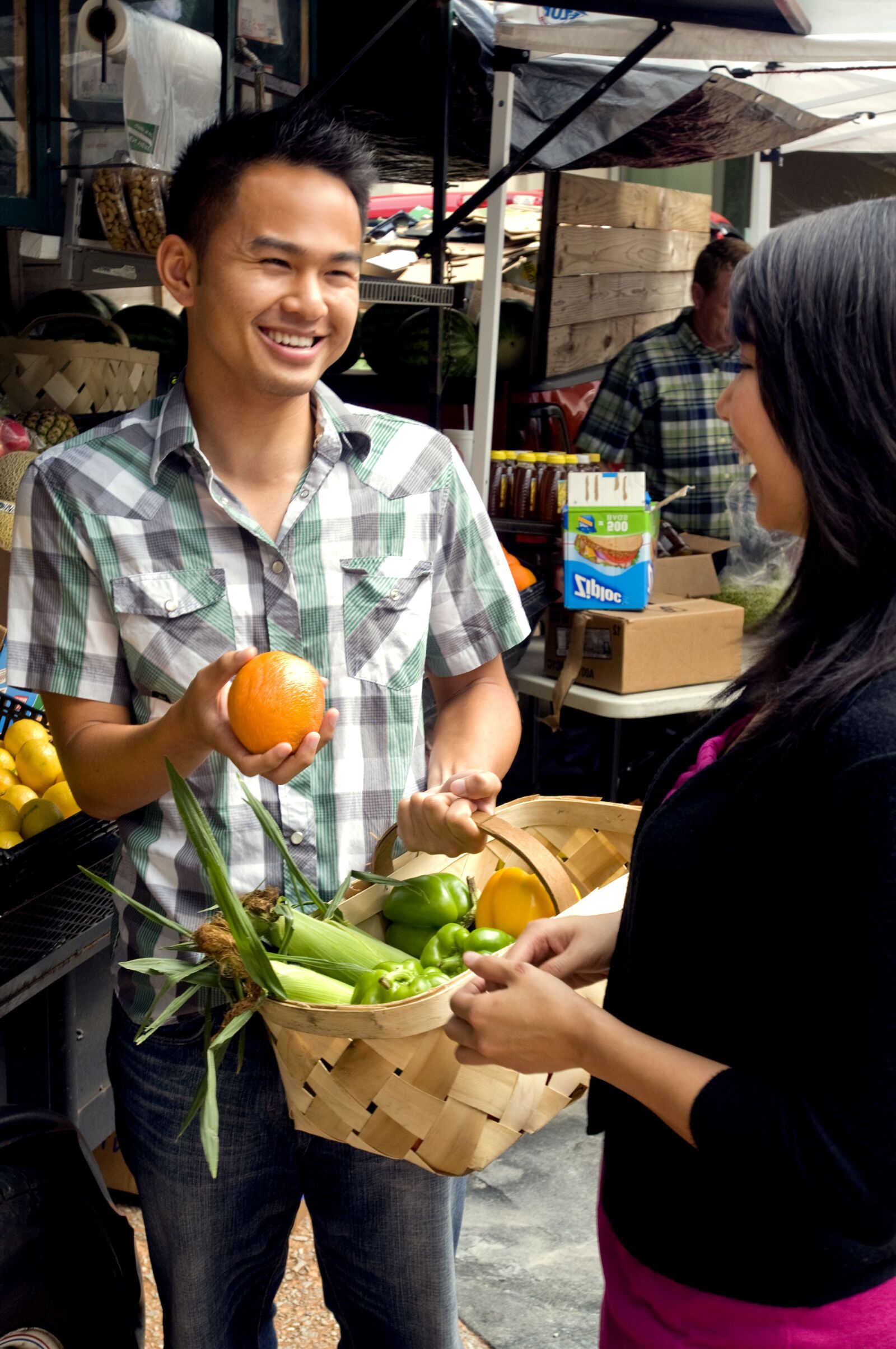 Nikon D300 sample photo. Man, woman, discussing, market photography