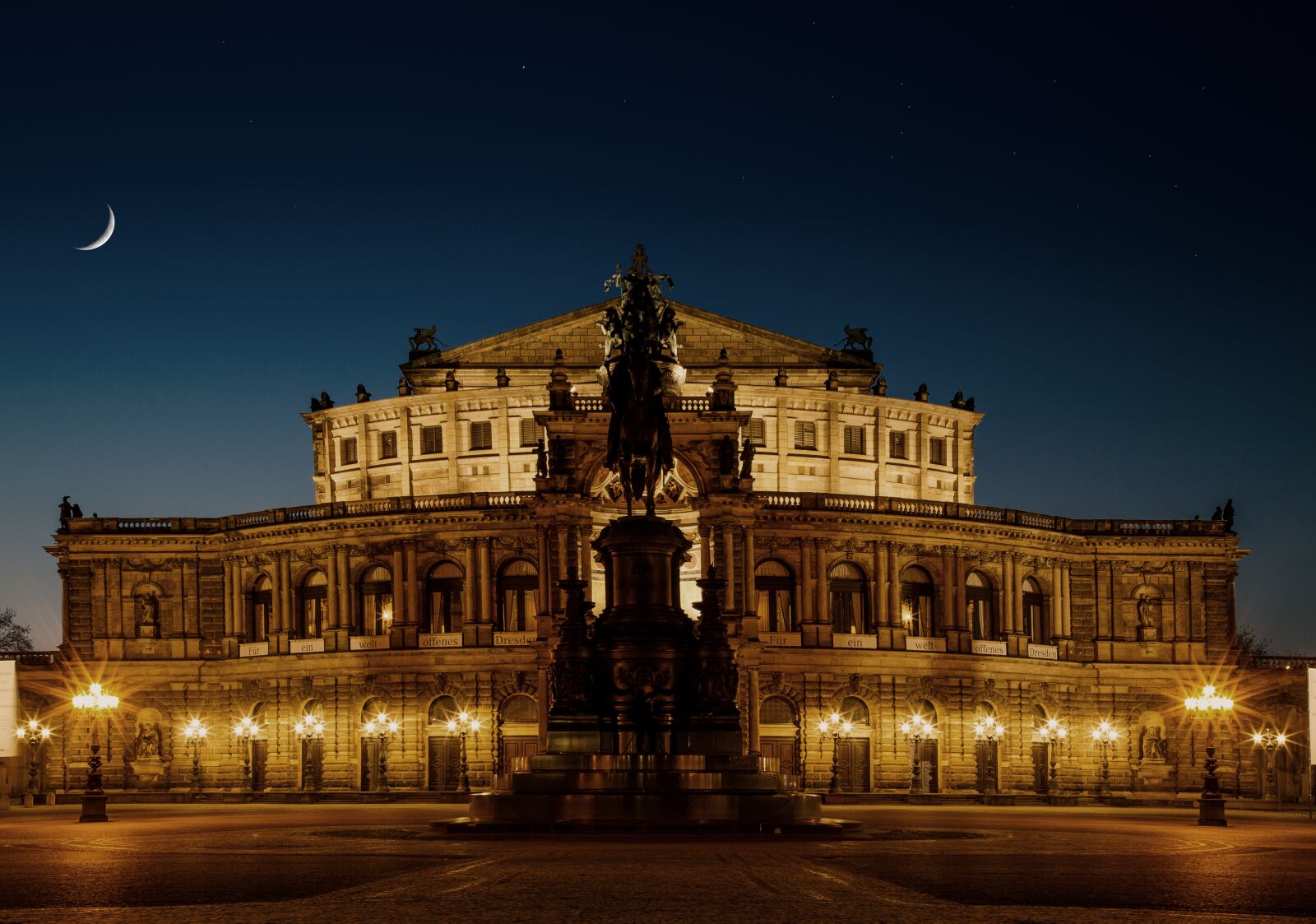 Canon EF 24-105mm F4L IS USM sample photo. Lights, architecture, germany, spotlight photography