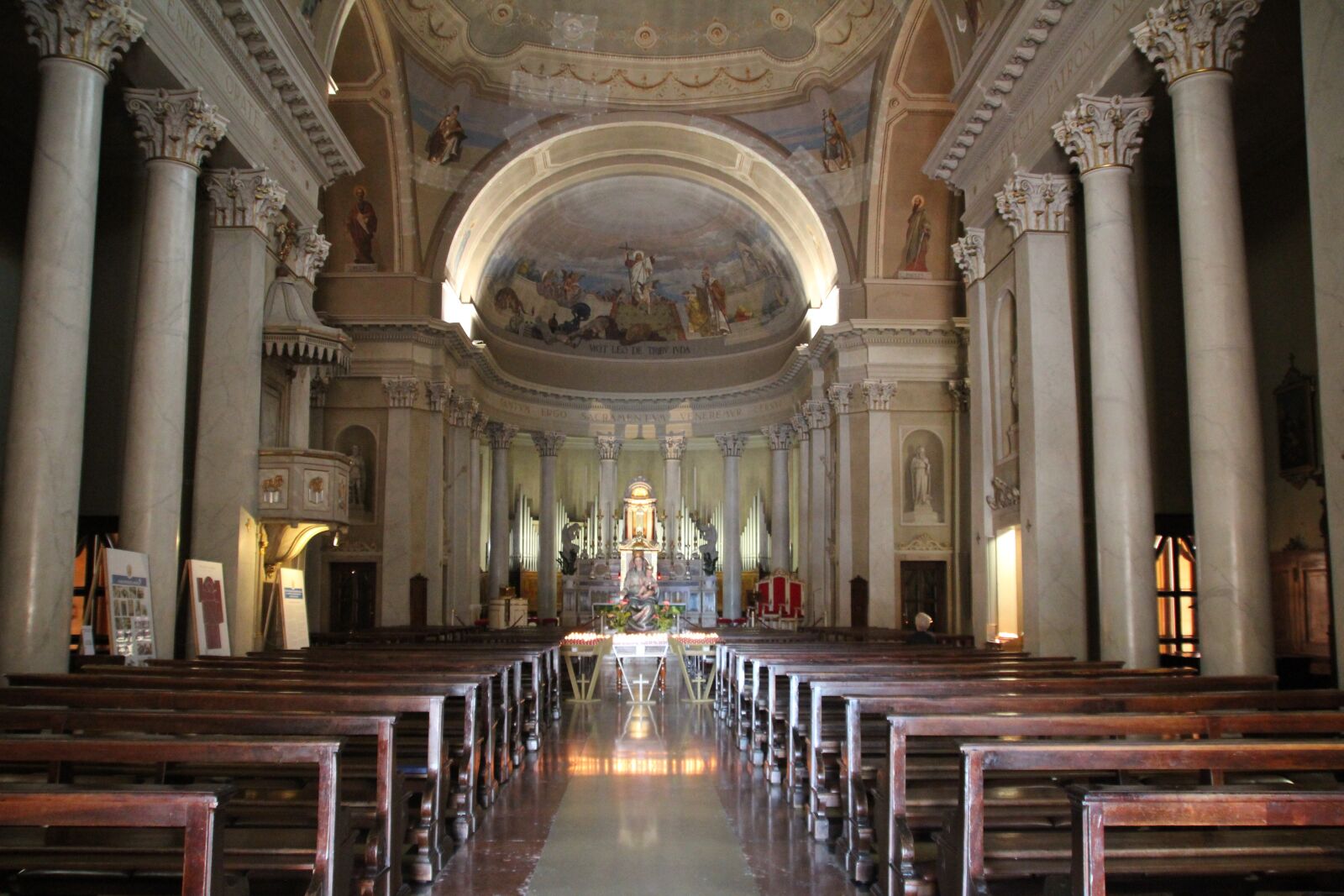 Canon EOS 600D (Rebel EOS T3i / EOS Kiss X5) sample photo. Interior, church, chapel photography