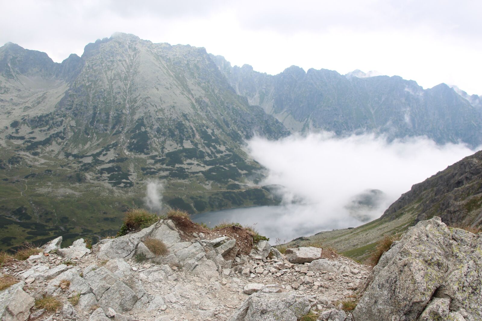 Canon EOS 600D (Rebel EOS T3i / EOS Kiss X5) sample photo. Tatry, the fog, mountains photography
