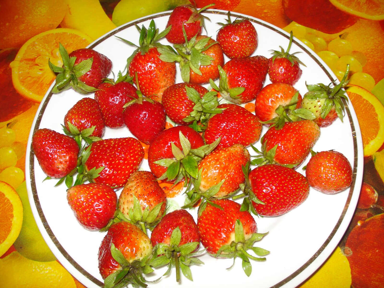 Sony DSC-W35 sample photo. Berry, strawberry, plate photography