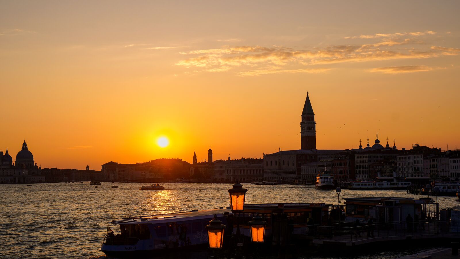 Sony a6500 + Sony Vario-Tessar T* E 16-70mm F4 ZA OSS sample photo. Sunset, venice, channel photography