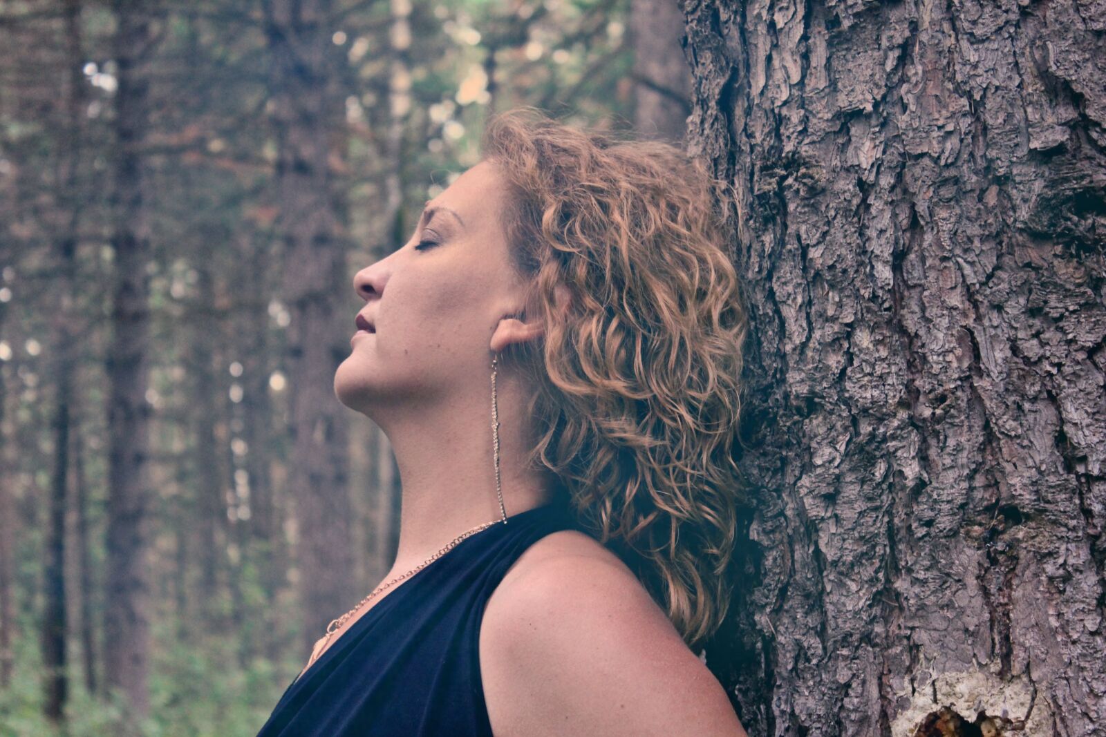 Canon EOS 600D (Rebel EOS T3i / EOS Kiss X5) sample photo. Woman, forest, trees photography