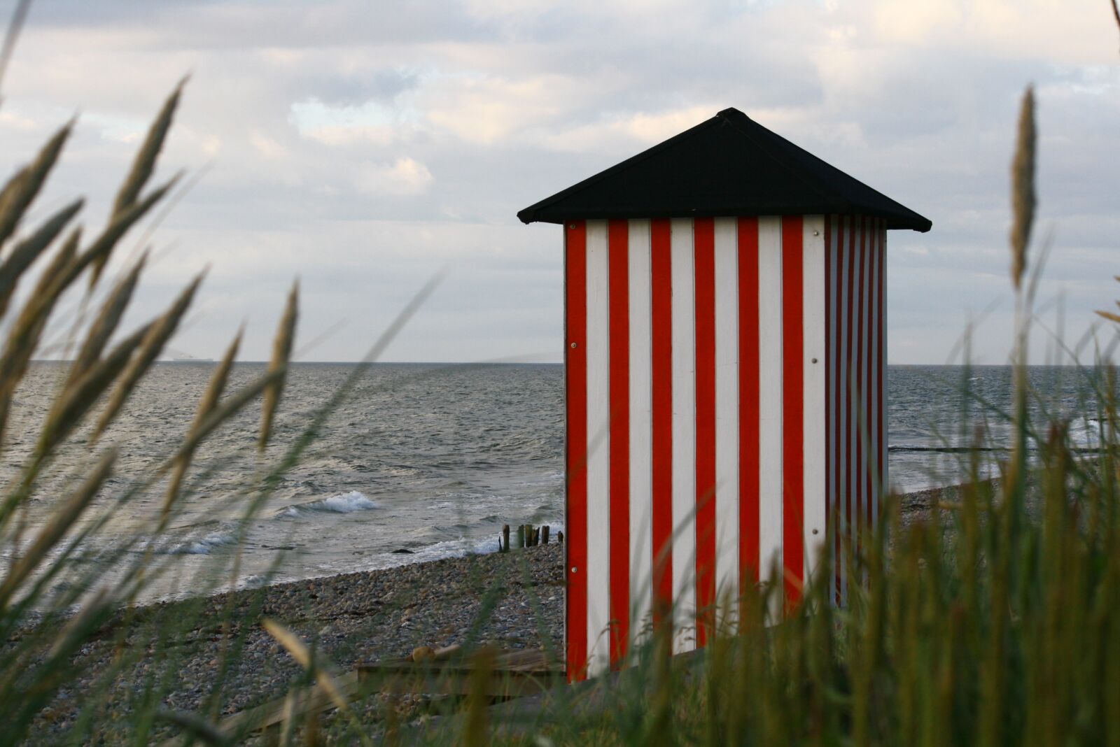 Canon EOS 400D (EOS Digital Rebel XTi / EOS Kiss Digital X) sample photo. Beach hut, beach, summer photography