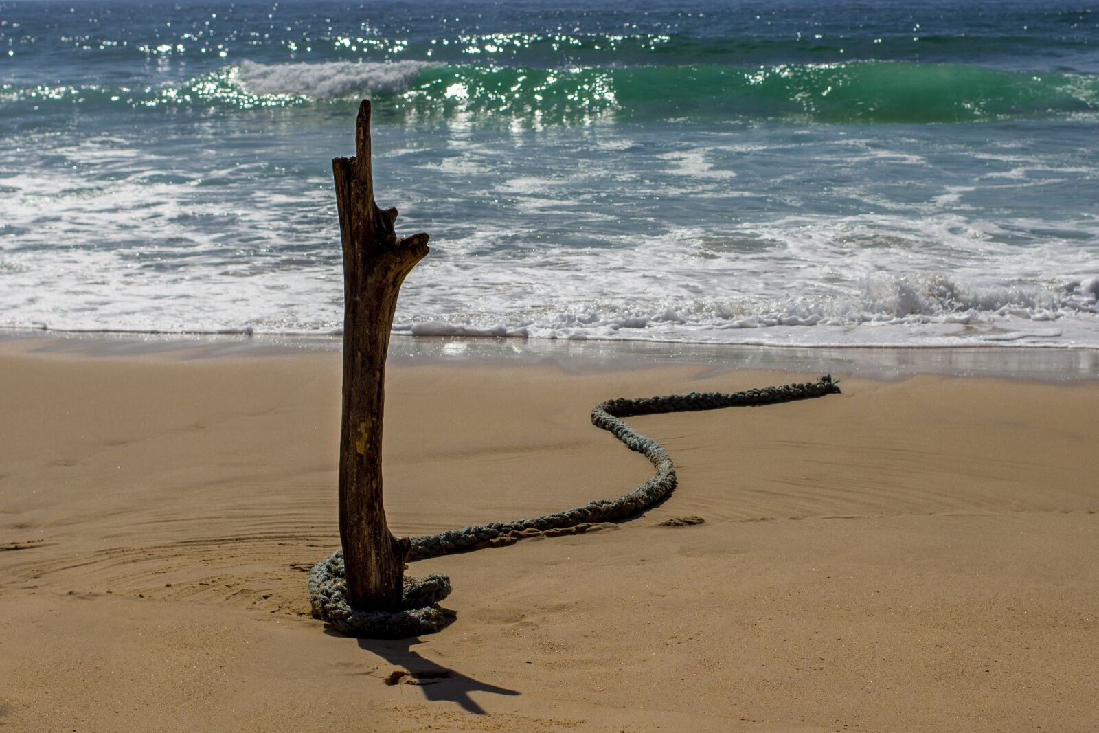 Canon EOS 100D (EOS Rebel SL1 / EOS Kiss X7) + Canon EF 40mm F2.8 STM sample photo. Ocean, rope, abandonment photography