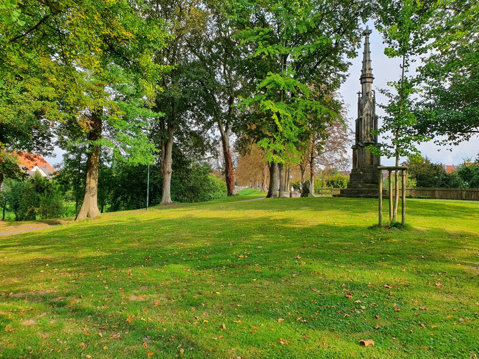 Samsung SM-G973F sample photo. Park, autumn, monument photography