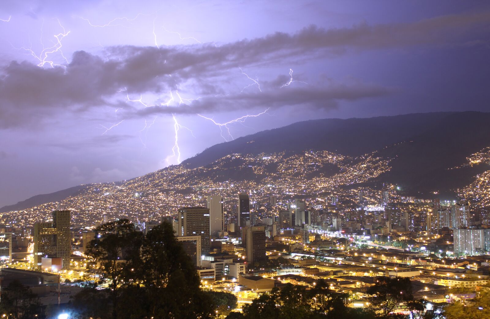 Canon EOS 1200D (EOS Rebel T5 / EOS Kiss X70 / EOS Hi) sample photo. Medellin, rayo, noche photography