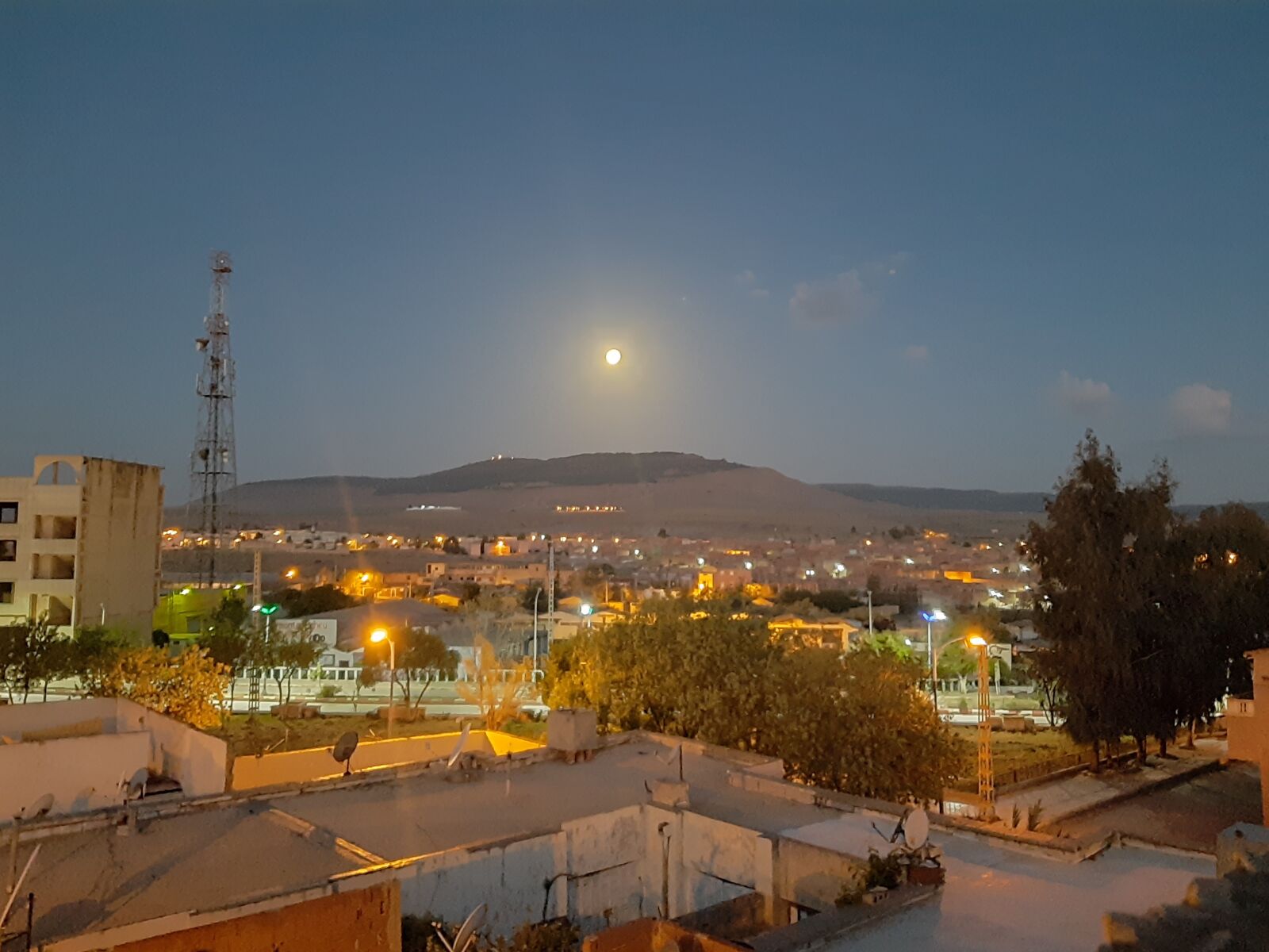 Samsung Galaxy A50 sample photo. Moon, sky, city photography