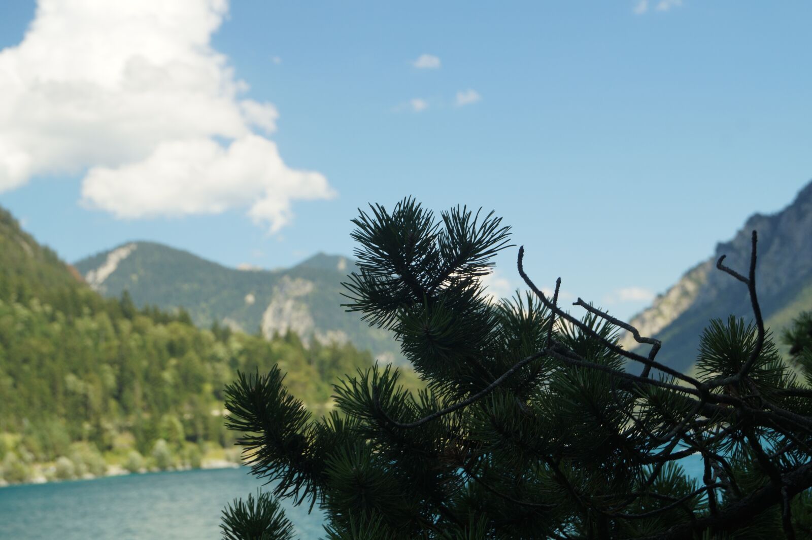 Sony DT 18-55mm F3.5-5.6 SAM II sample photo. Lake, mountains, sky photography
