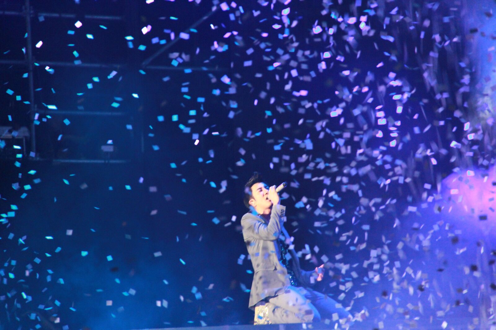Canon EF-S 18-200mm F3.5-5.6 IS sample photo. Concert, lee hom, nest photography