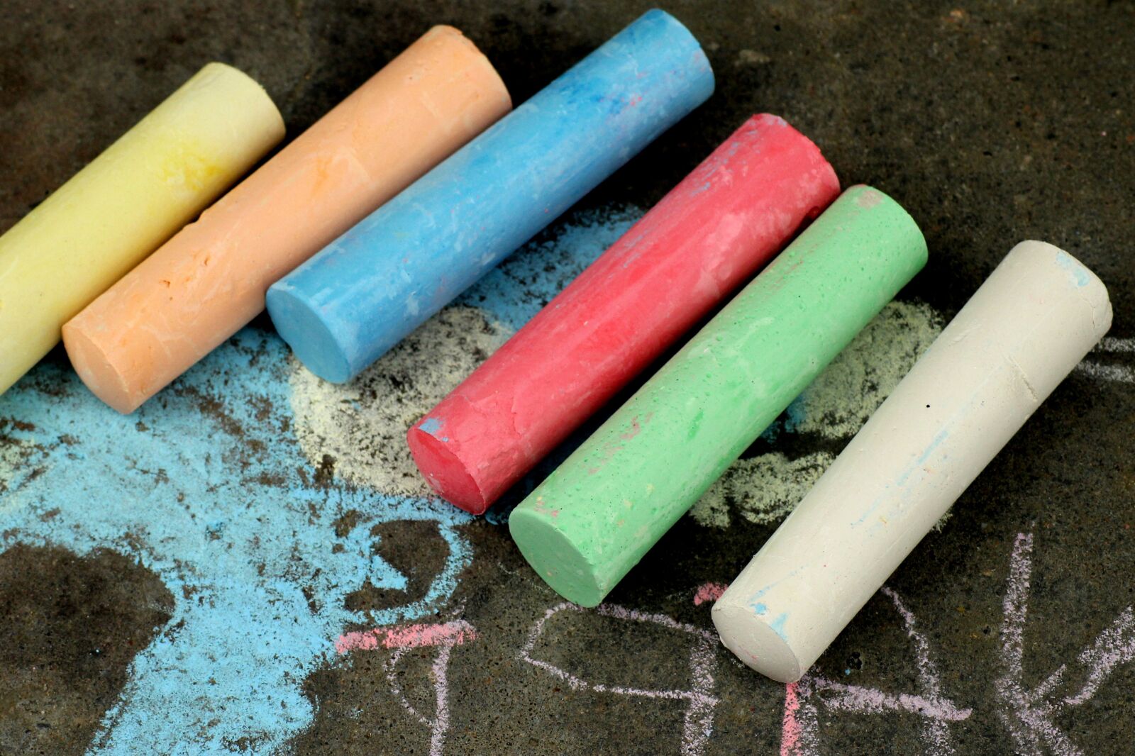 Canon EOS 1200D (EOS Rebel T5 / EOS Kiss X70 / EOS Hi) sample photo. Chalk, color, to draw photography