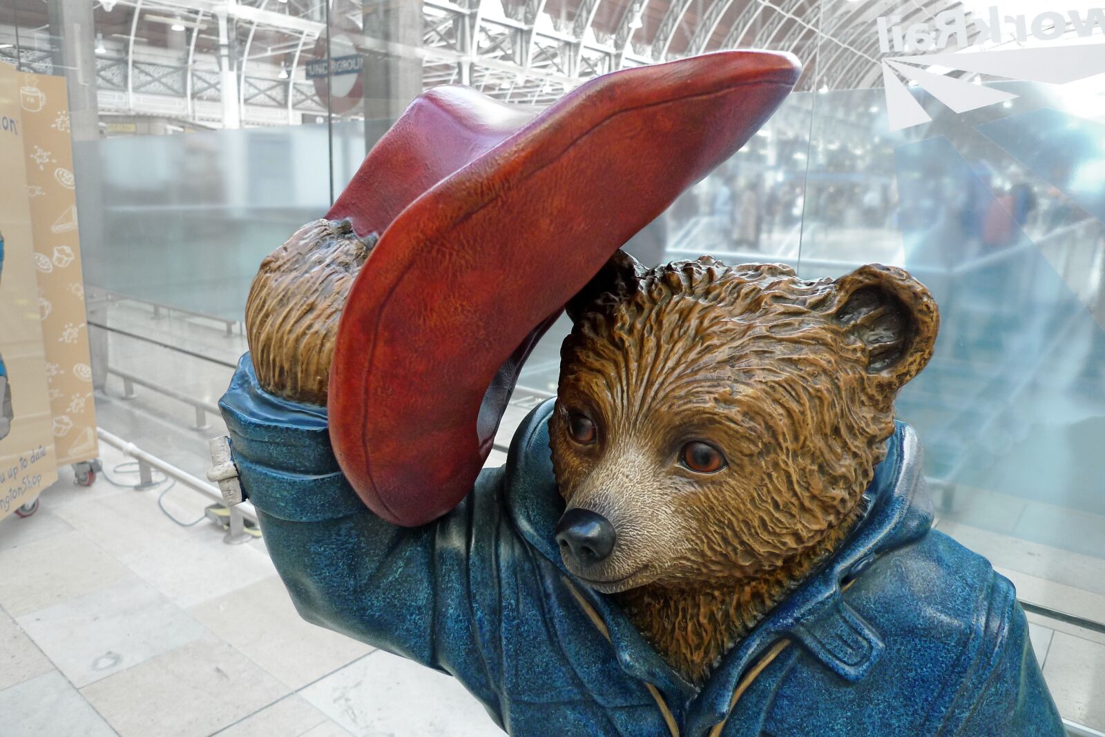 Panasonic Lumix DMC-LX3 sample photo. Paddington, bear, station photography