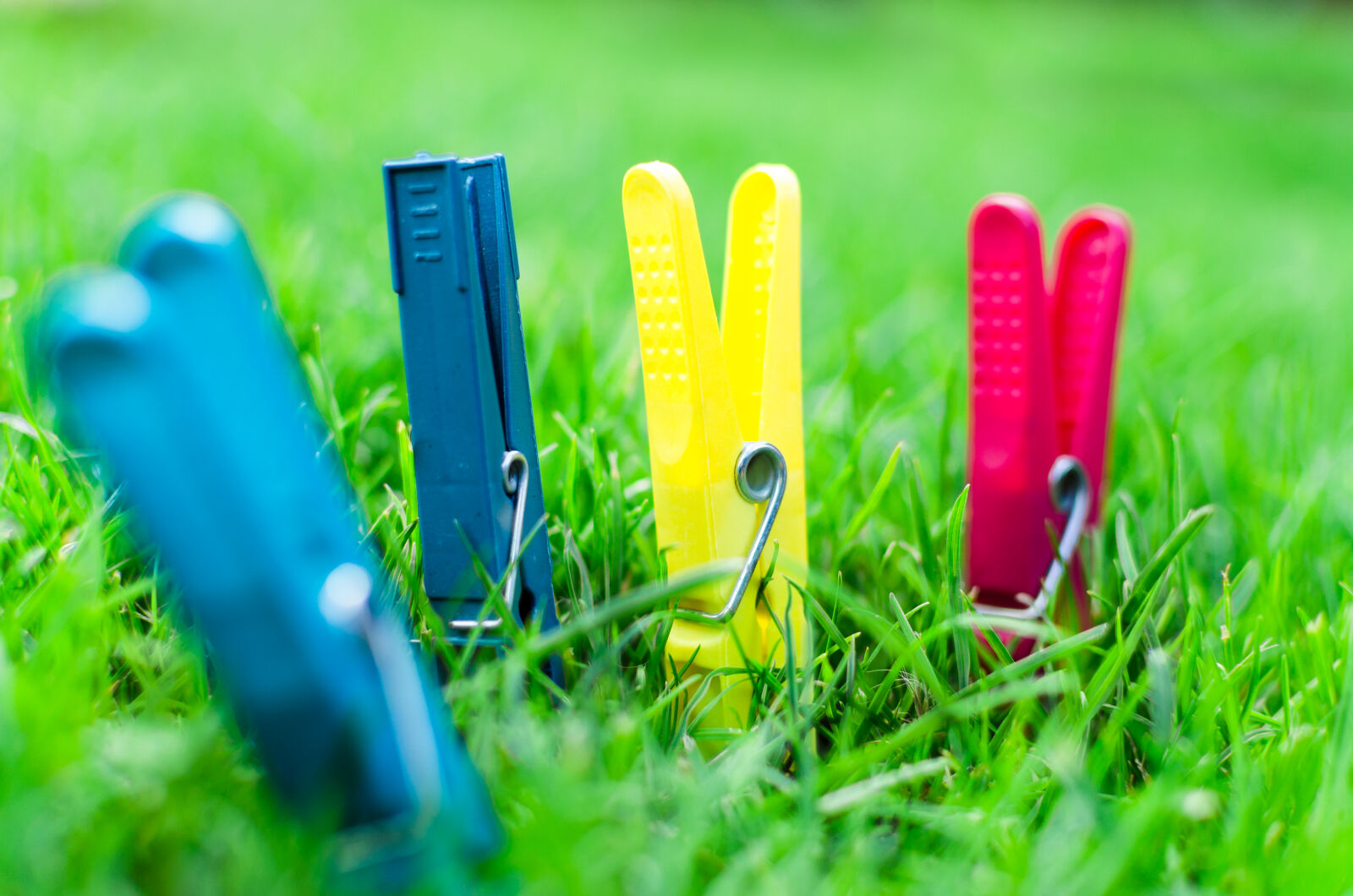 Nikon D5100 + Nikon AF-S DX Nikkor 35mm F1.8G sample photo. Background, blue, clothes, clothesline photography