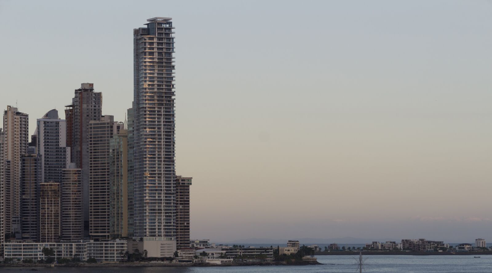 Canon EOS 1300D (EOS Rebel T6 / EOS Kiss X80) sample photo. Panama, cities, sunset photography