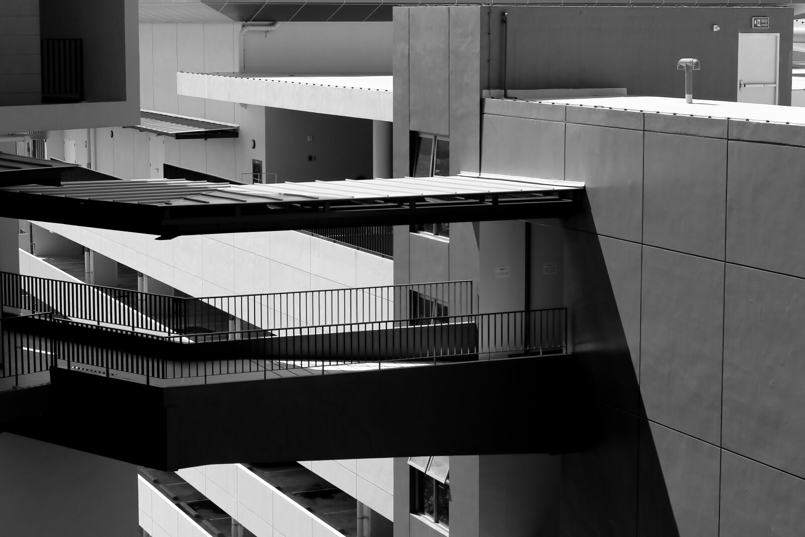 Canon EOS 750D (EOS Rebel T6i / EOS Kiss X8i) sample photo. Walkway, outside, black and photography