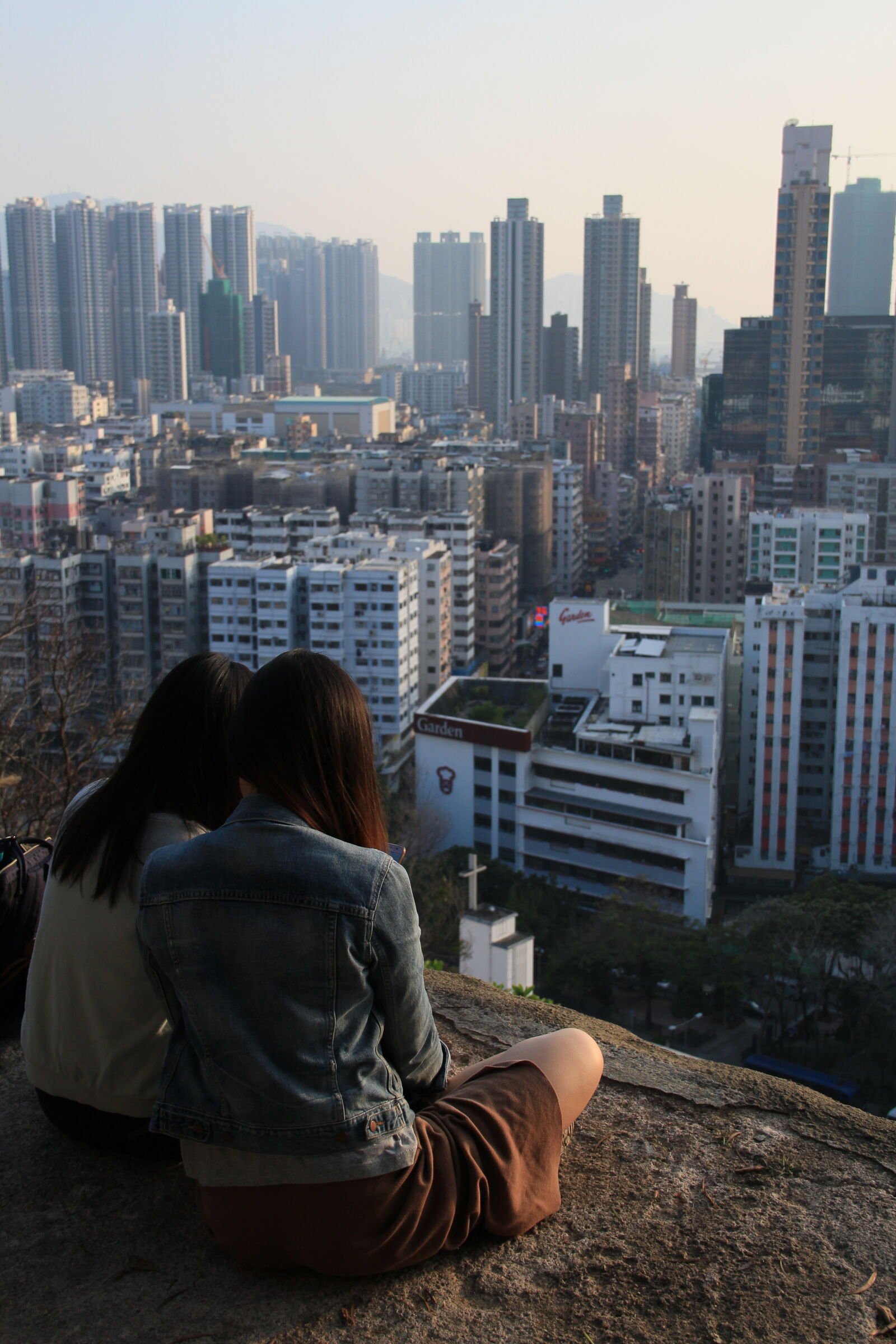 Canon EOS 600D (Rebel EOS T3i / EOS Kiss X5) sample photo. Asian, girl, back, buildings photography