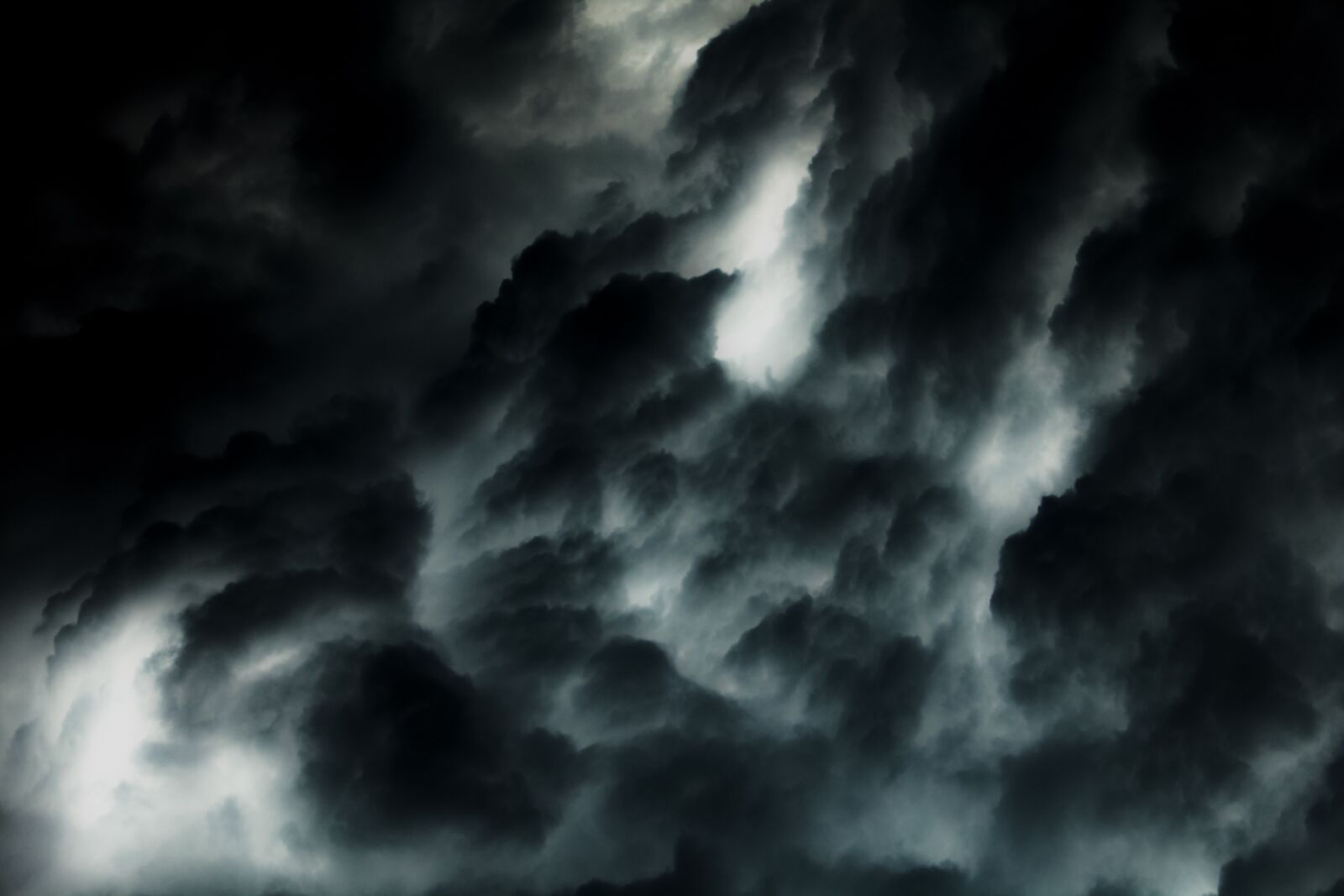 Canon EOS 1200D (EOS Rebel T5 / EOS Kiss X70 / EOS Hi) sample photo. Clouds, thunder, storm photography