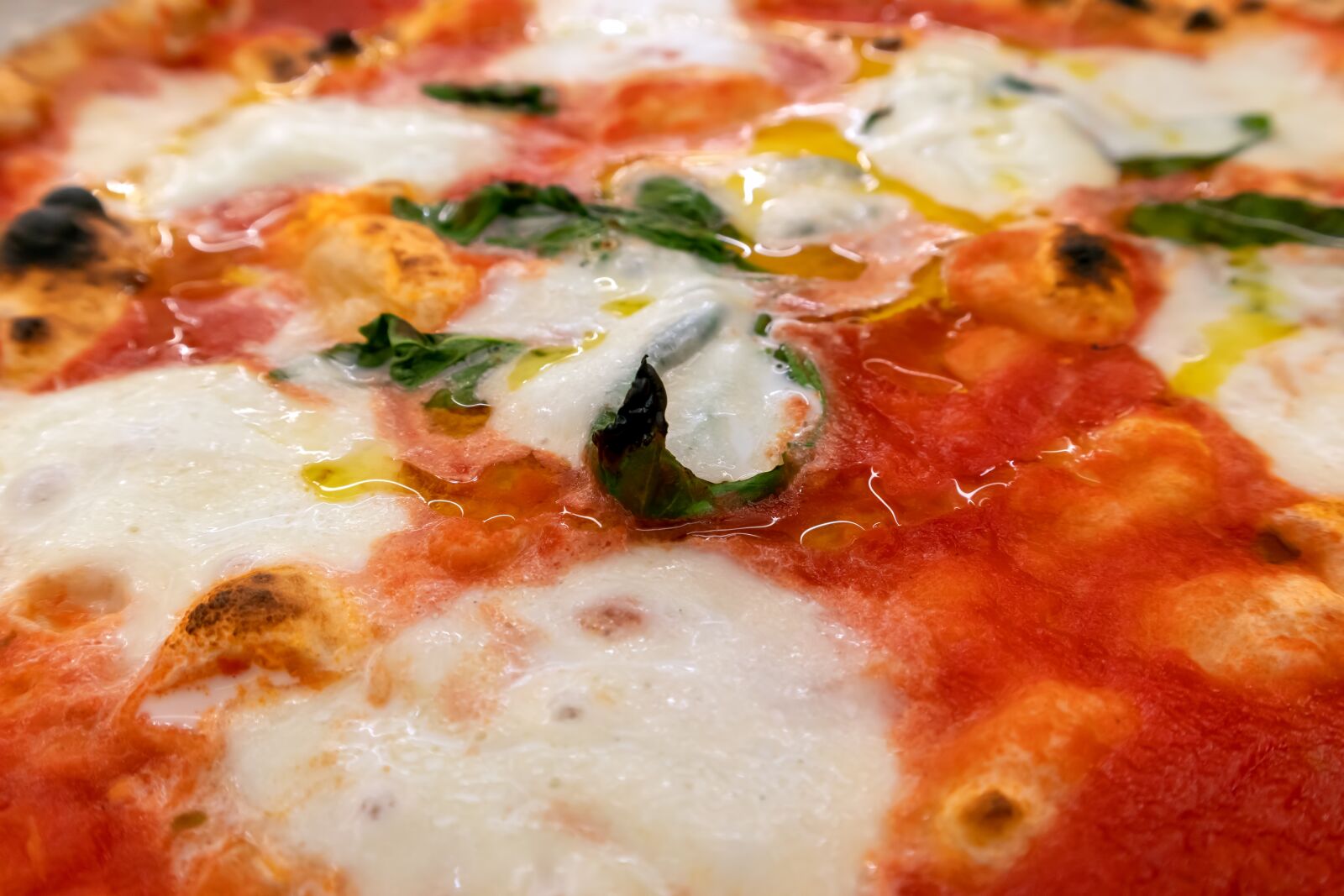 Canon EF-M 15-45mm F3.5-6.3 IS STM sample photo. Cheese, tomato, pizza photography