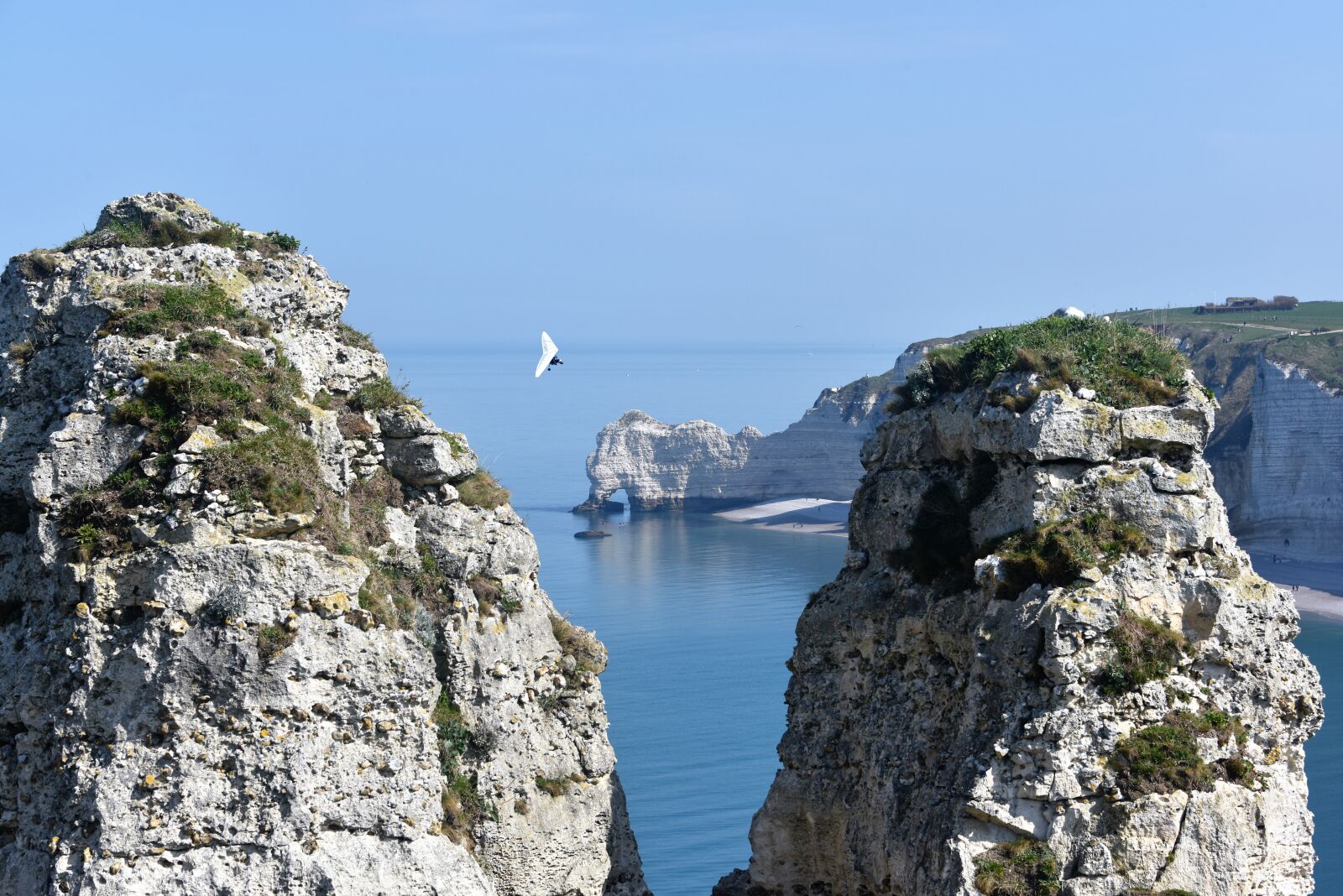 Nikon D810 sample photo. Etretat, cliffs, hang gliding photography