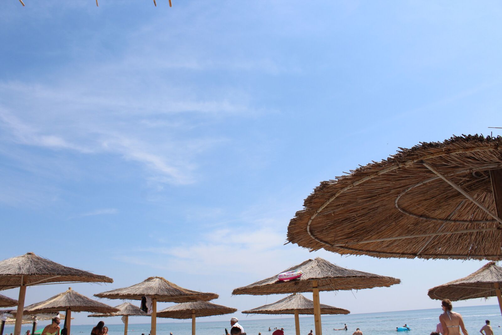 Canon EOS 1200D (EOS Rebel T5 / EOS Kiss X70 / EOS Hi) sample photo. Clouds, umbrellas, beach photography