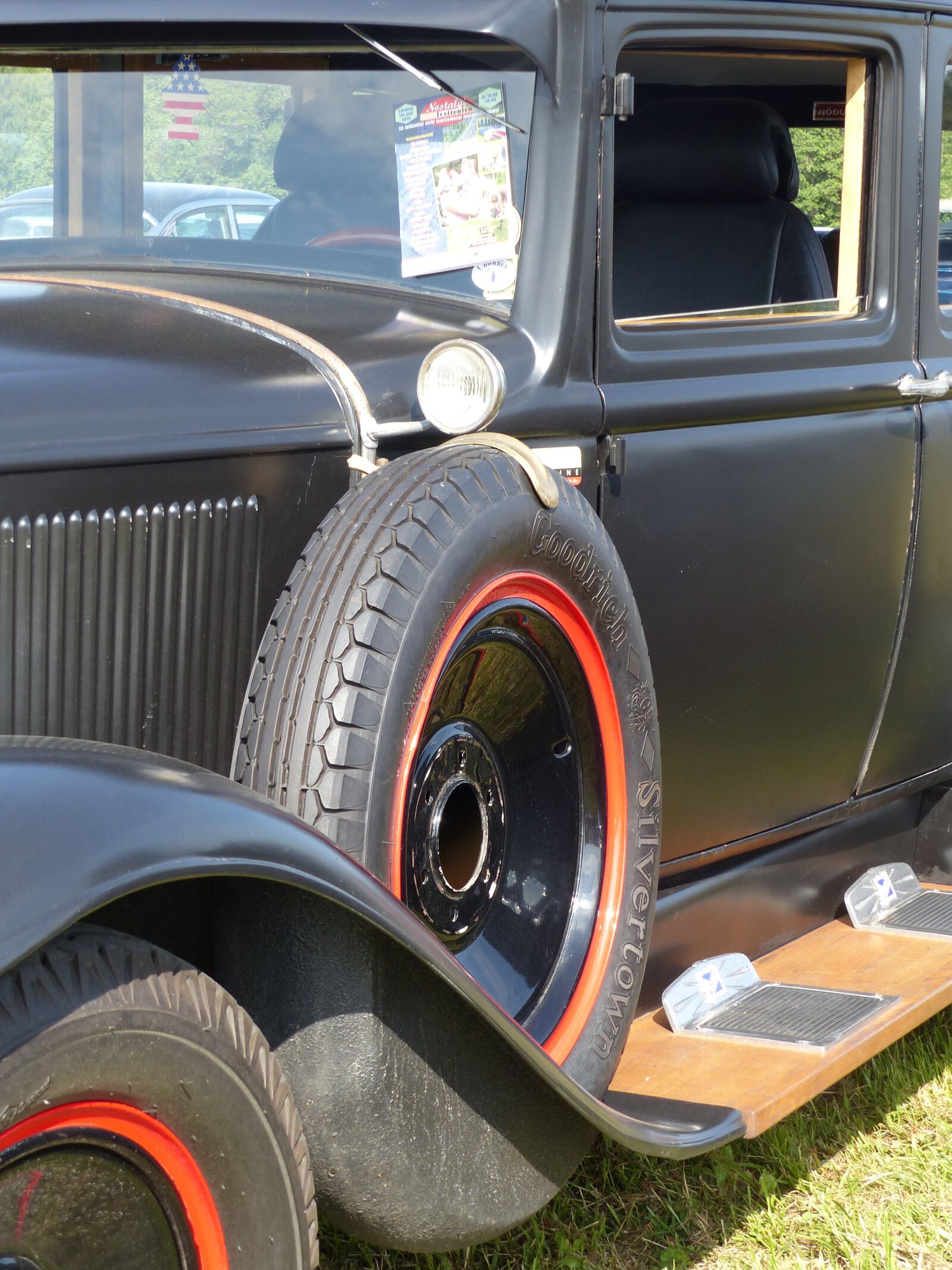 Panasonic Lumix DMC-FZ200 sample photo. Classic car, spare wheel photography