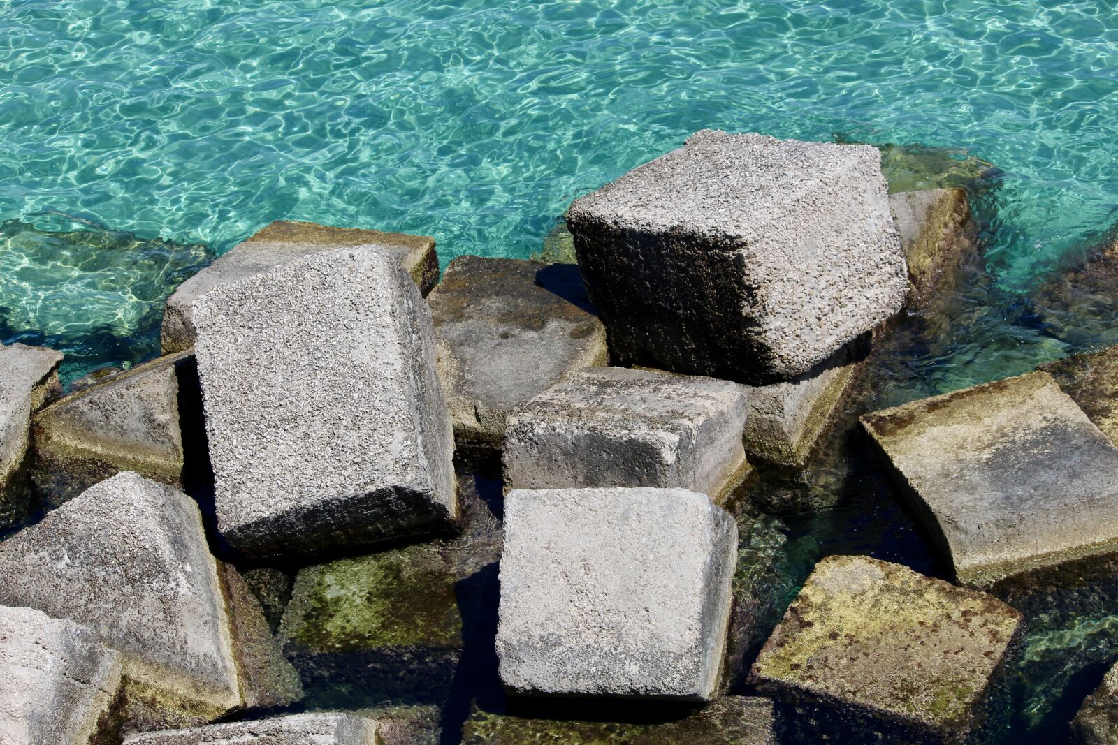 Canon EOS 1200D (EOS Rebel T5 / EOS Kiss X70 / EOS Hi) sample photo. Breakwater, stone, sea photography