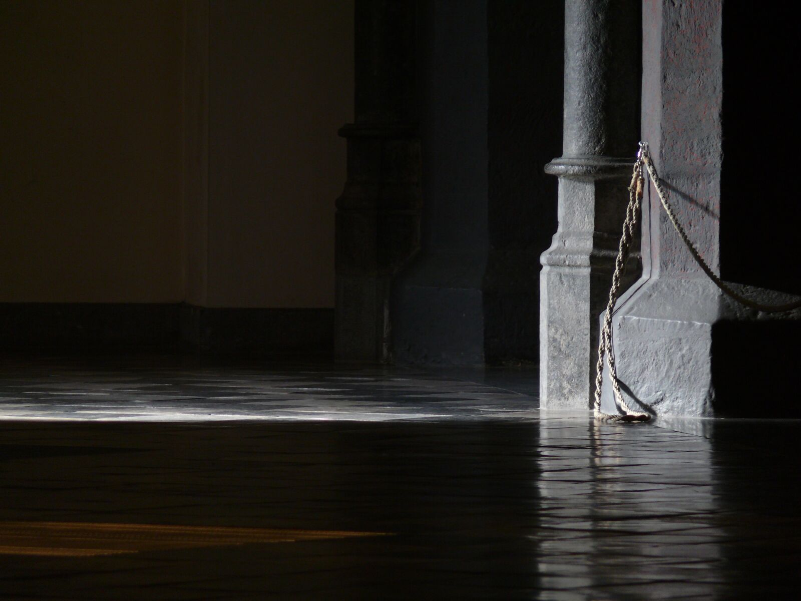 Panasonic DMC-FZ50 sample photo. Church interior, maastricht, black photography
