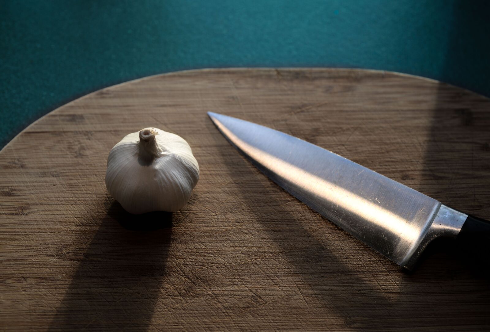 Nikon D610 sample photo. Garlic, knife, kitchen photography