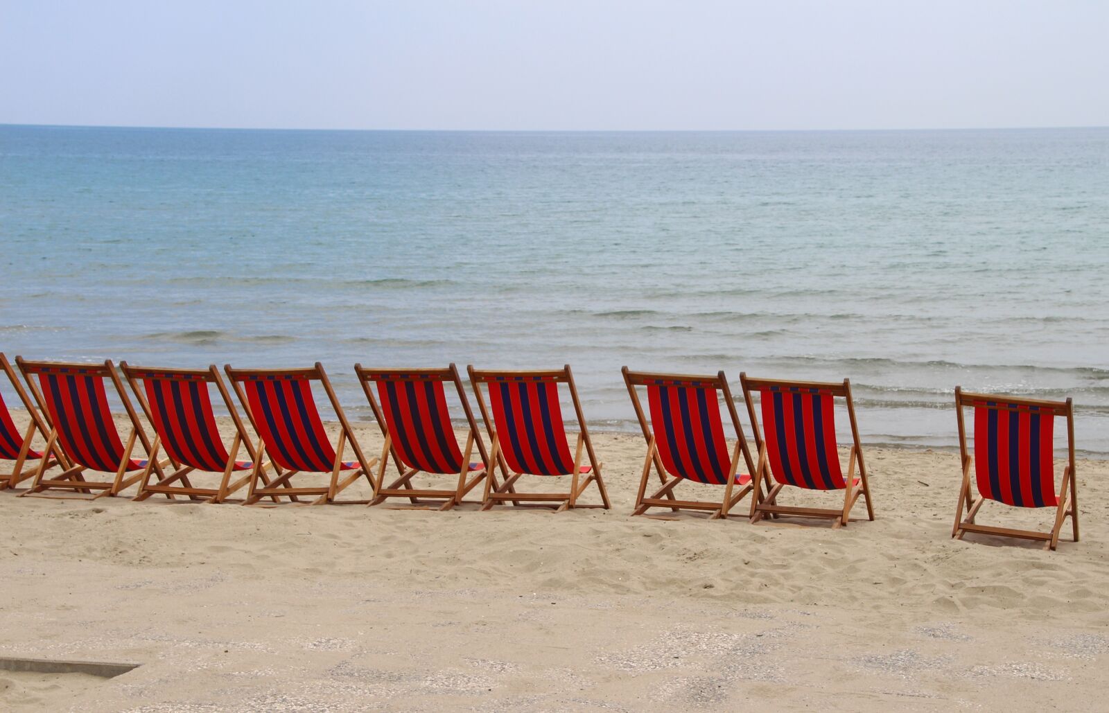 Canon EOS 700D (EOS Rebel T5i / EOS Kiss X7i) sample photo. Beach, sun loungers, no photography