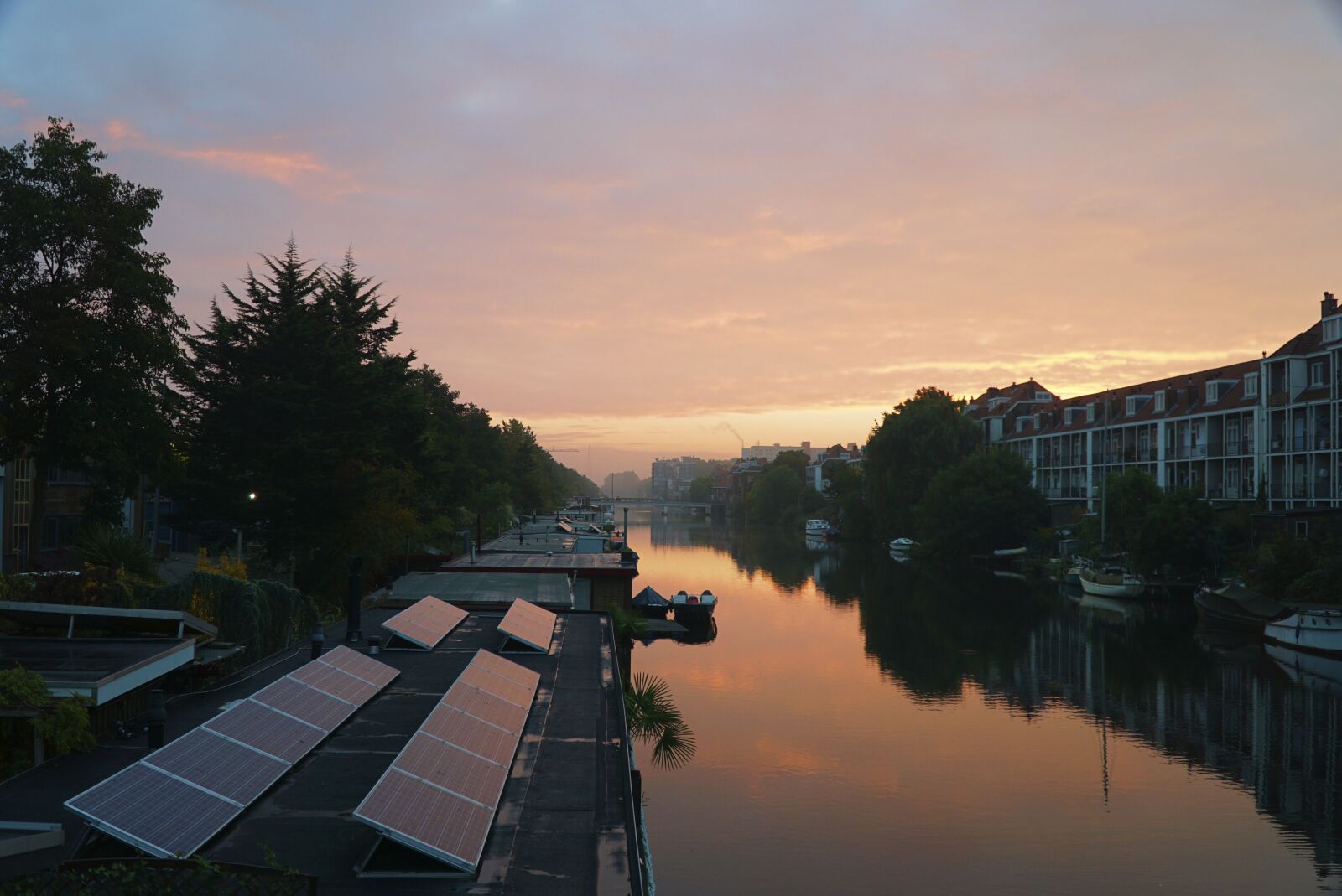 Sony a6000 + Sony E PZ 18-105mm F4 G OSS sample photo. Amsterdam, mood, morning, river photography