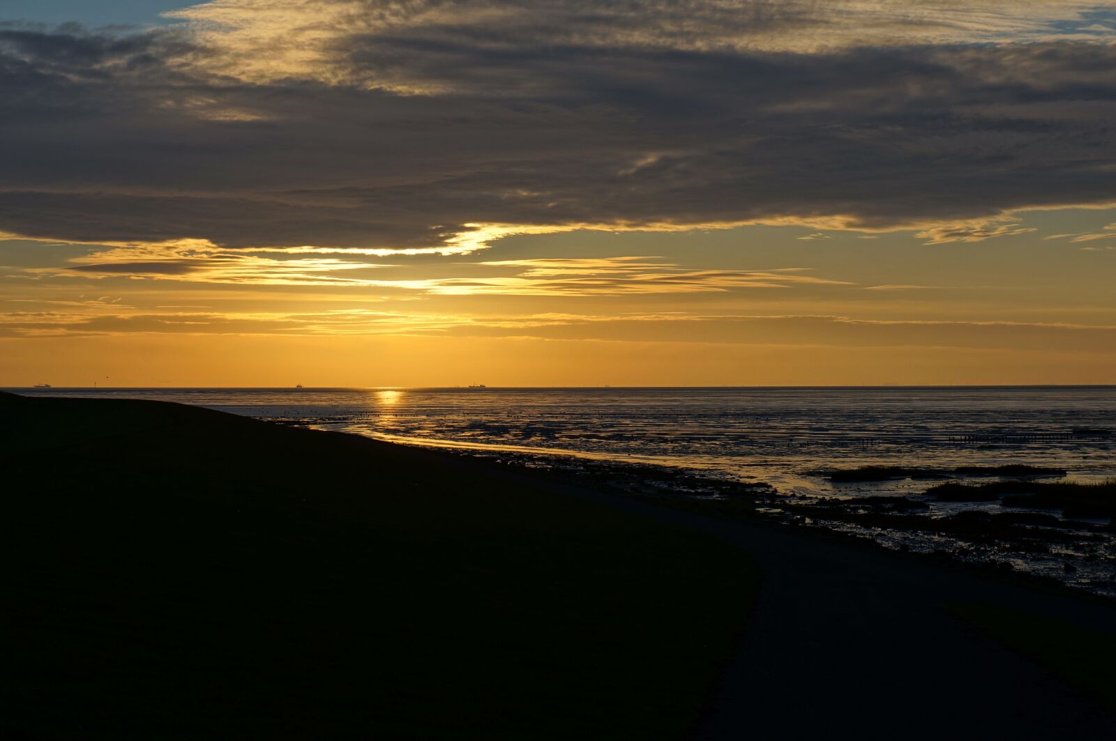 Sony Alpha NEX-5N + Sony E 18-55mm F3.5-5.6 OSS sample photo. Sunrise, wad, terschelling photography