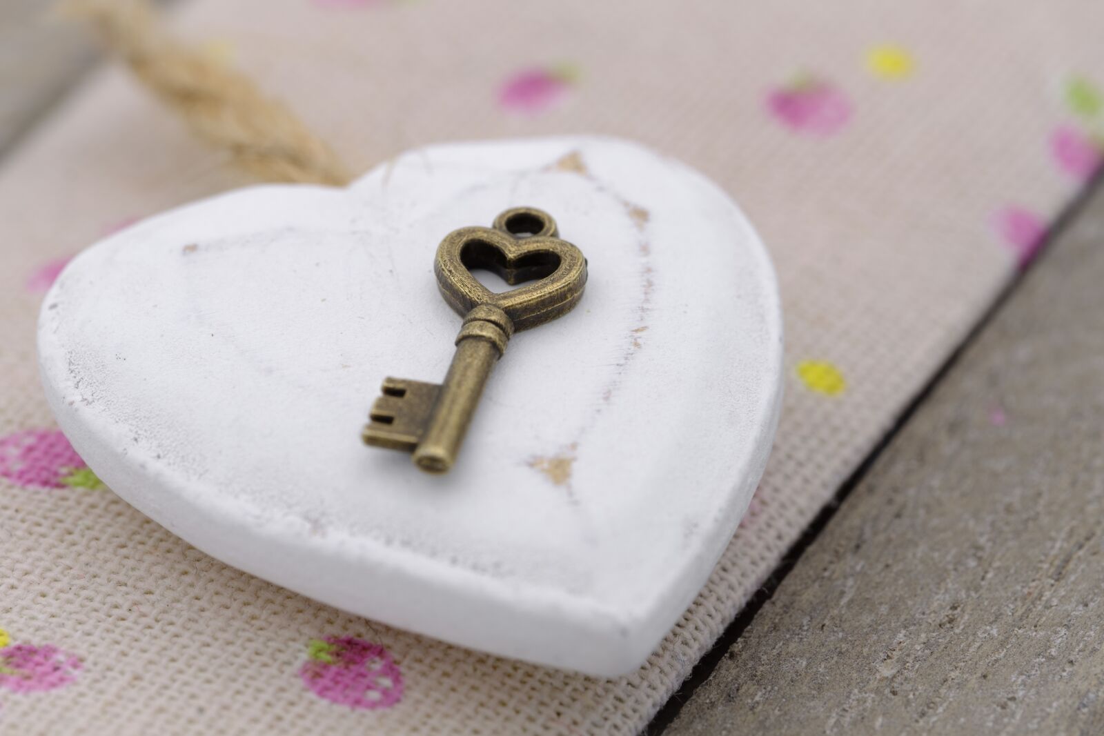 Fujifilm X-T2 + Fujifilm XF 80mm F2.8 R LM OIS WR Macro sample photo. Key, heart, love photography