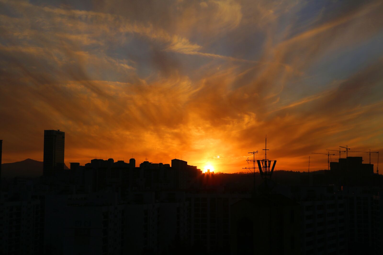 Canon EOS 5D Mark III sample photo. Sunset, glow, city photography